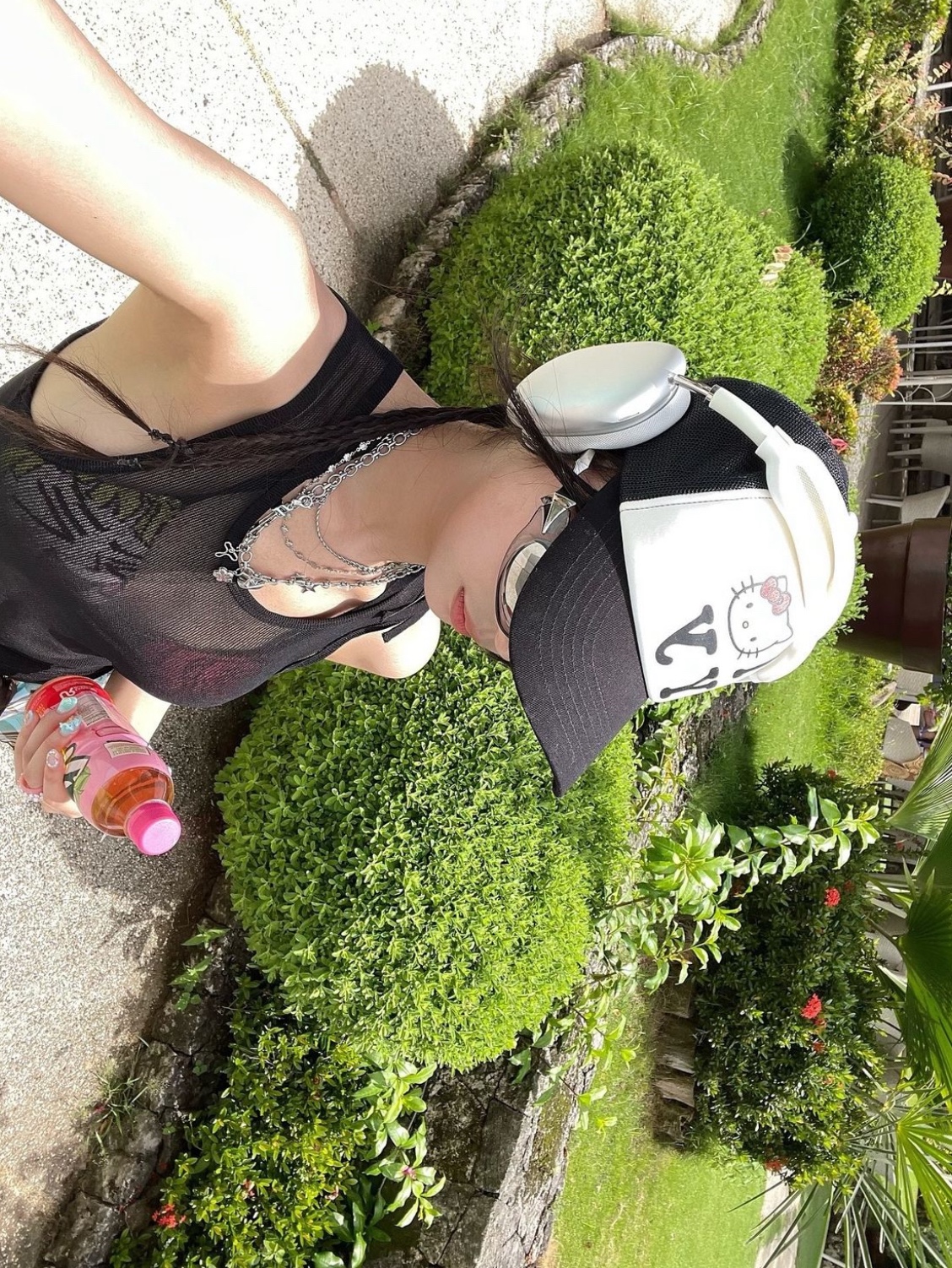 Open Yy x Hello Kitty Trucker Cap Black, Apple AirPods Max Lightning Silver (Korean Ver.) 착용 스타일 - 4
