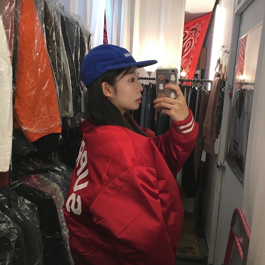 Supreme Mitchell & Ness Satin Varsity Jacket Black - 24FW, Supreme Corduroy Camp Cap Red - 24FW 착용 스타일 - 2