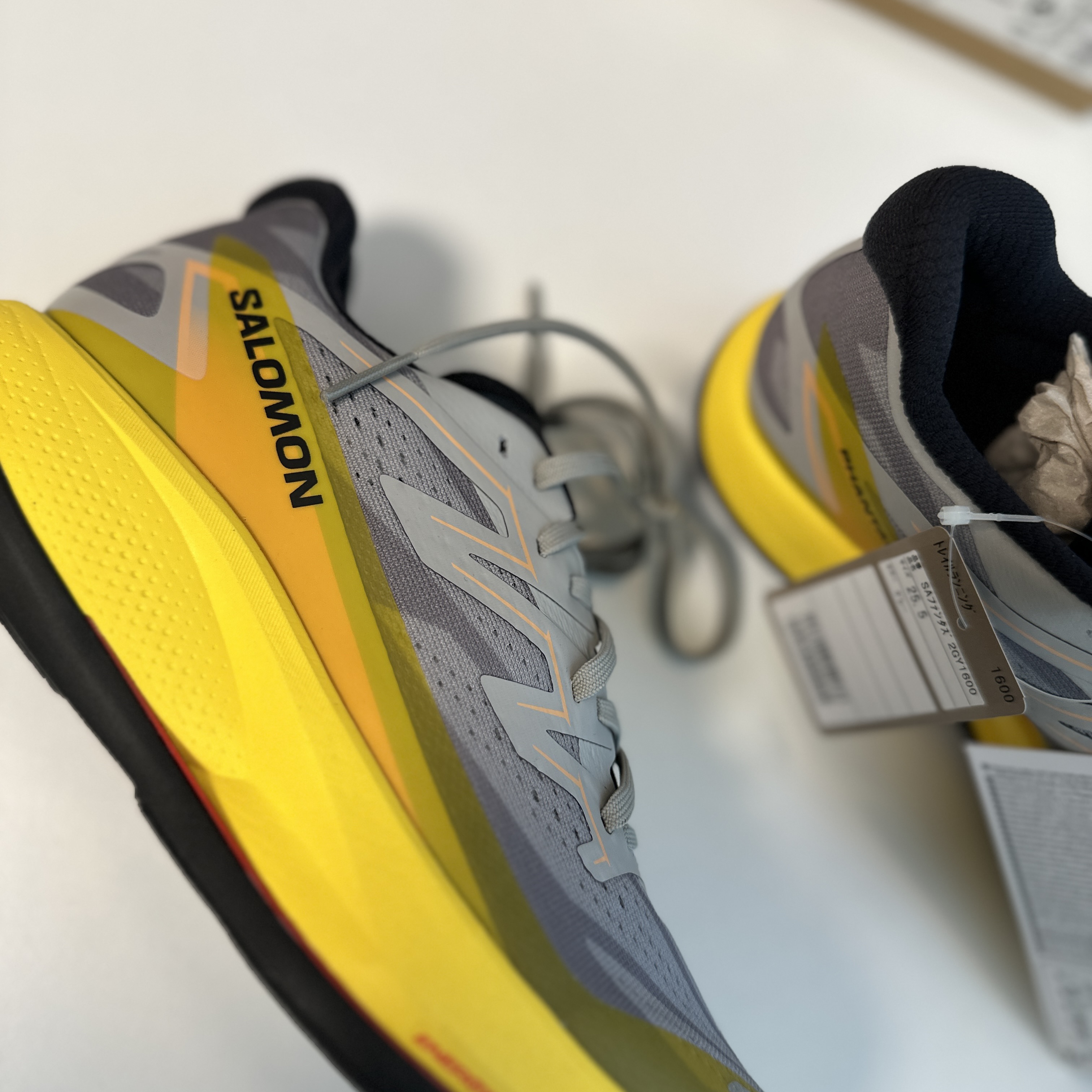 Salomon Phantasm 2 Ghost Grey Lemon 착용 스타일 - 1