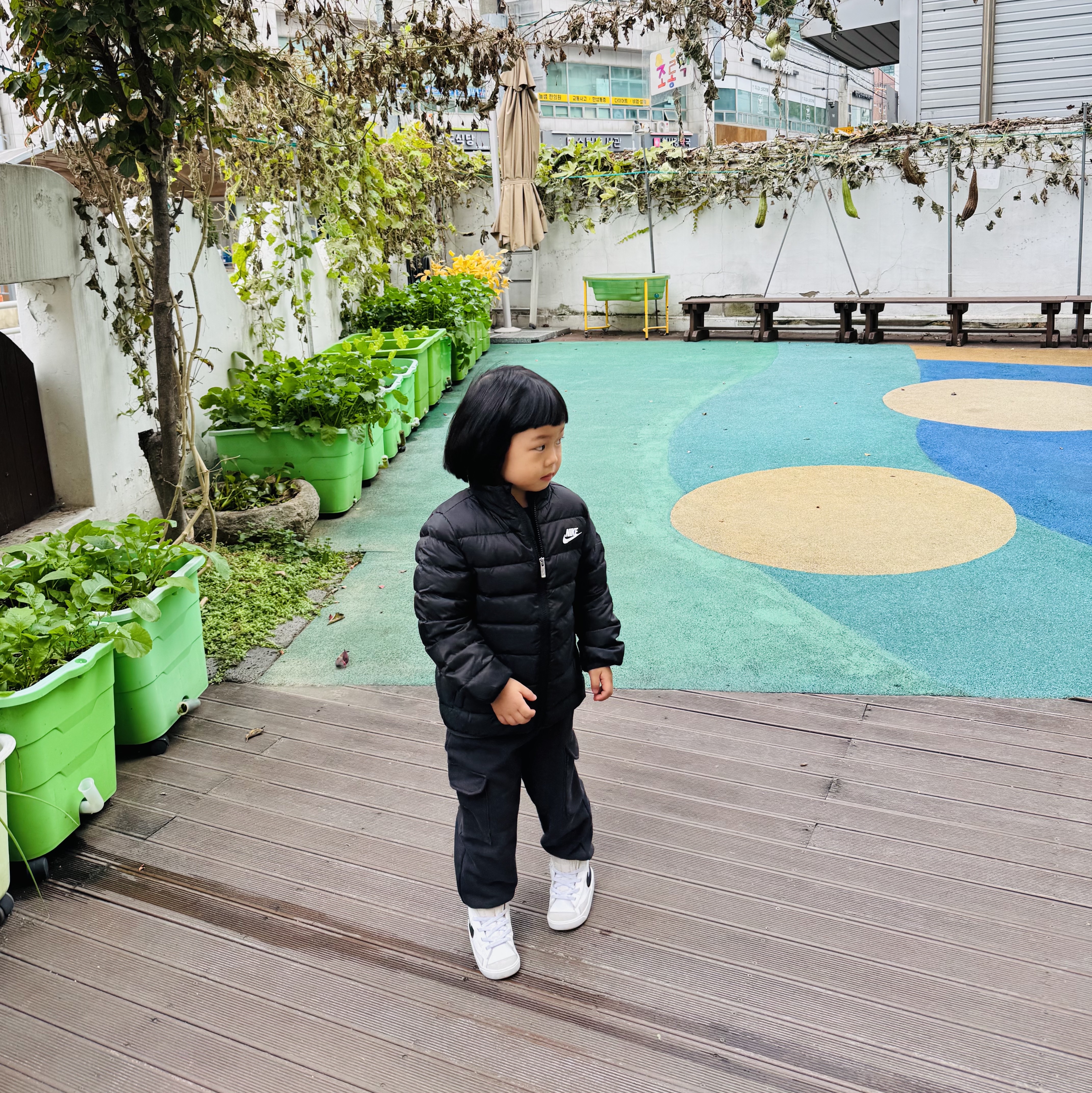 (TD) Nike Blazer Mid '77 White Black, (Kids) Uniqlo UT x Kaws Long Sleeve Sweatshirt Black 착용 스타일 - 1