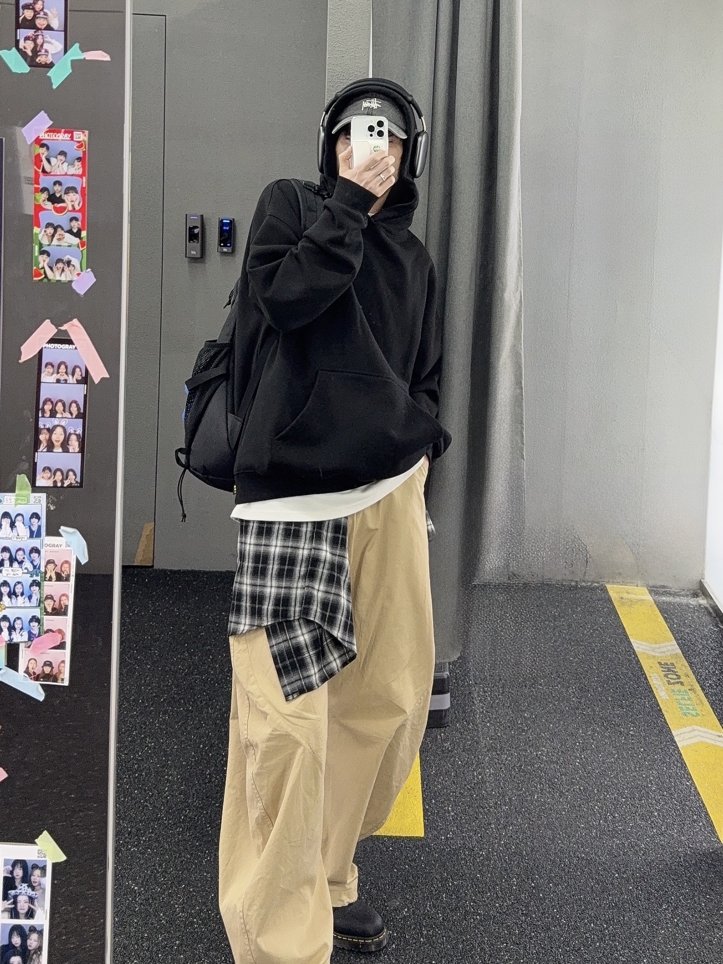 Dr. Martens 1461 Ambassador Black, IAB Studio Hoodie Black 착용 스타일 - 4