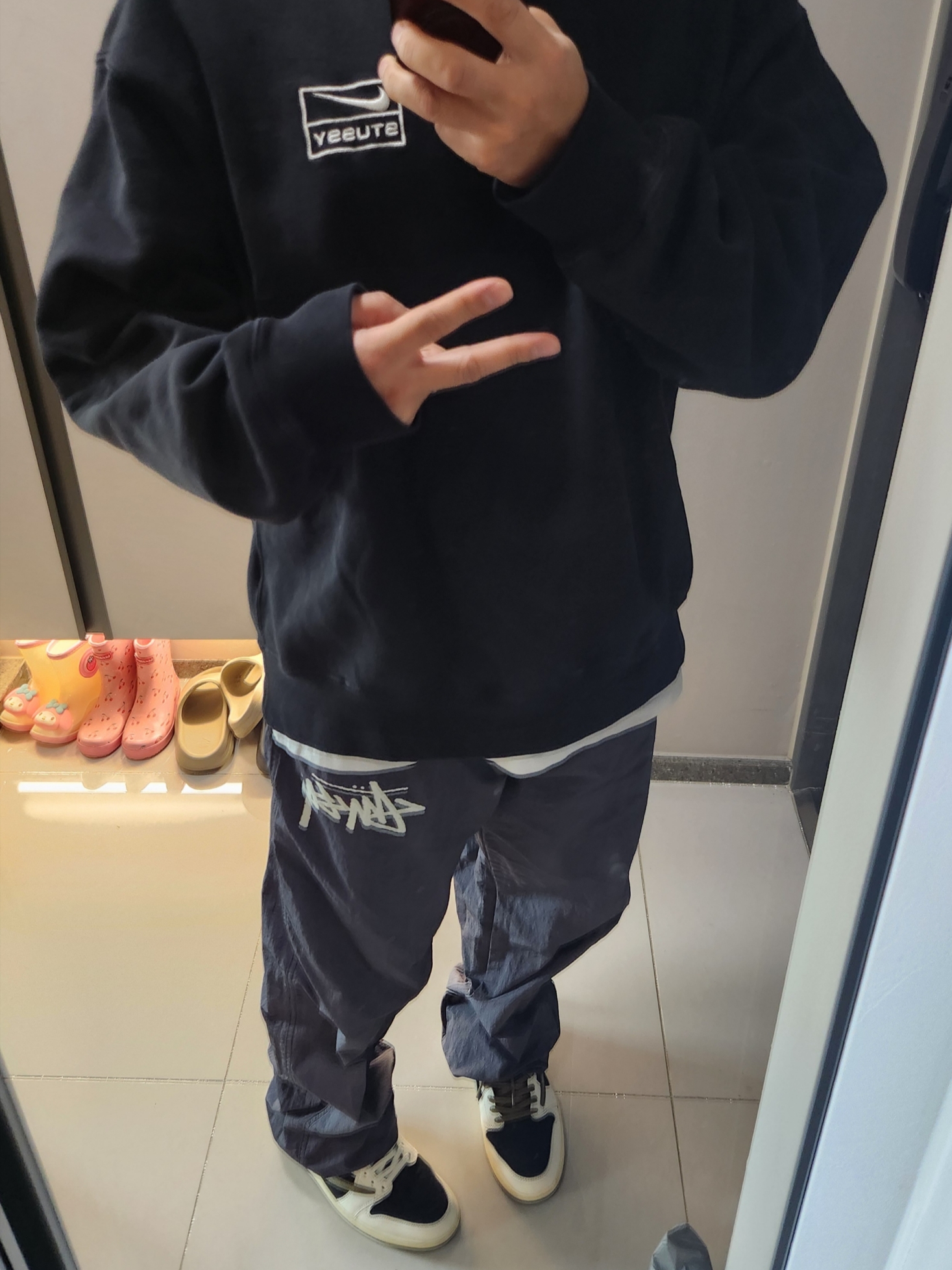 Nike x Stussy NRG Washed Fleece Crewneck Black (DO5310-010), Nike x Stussy Beach Pants Off Noir 착용 스타일