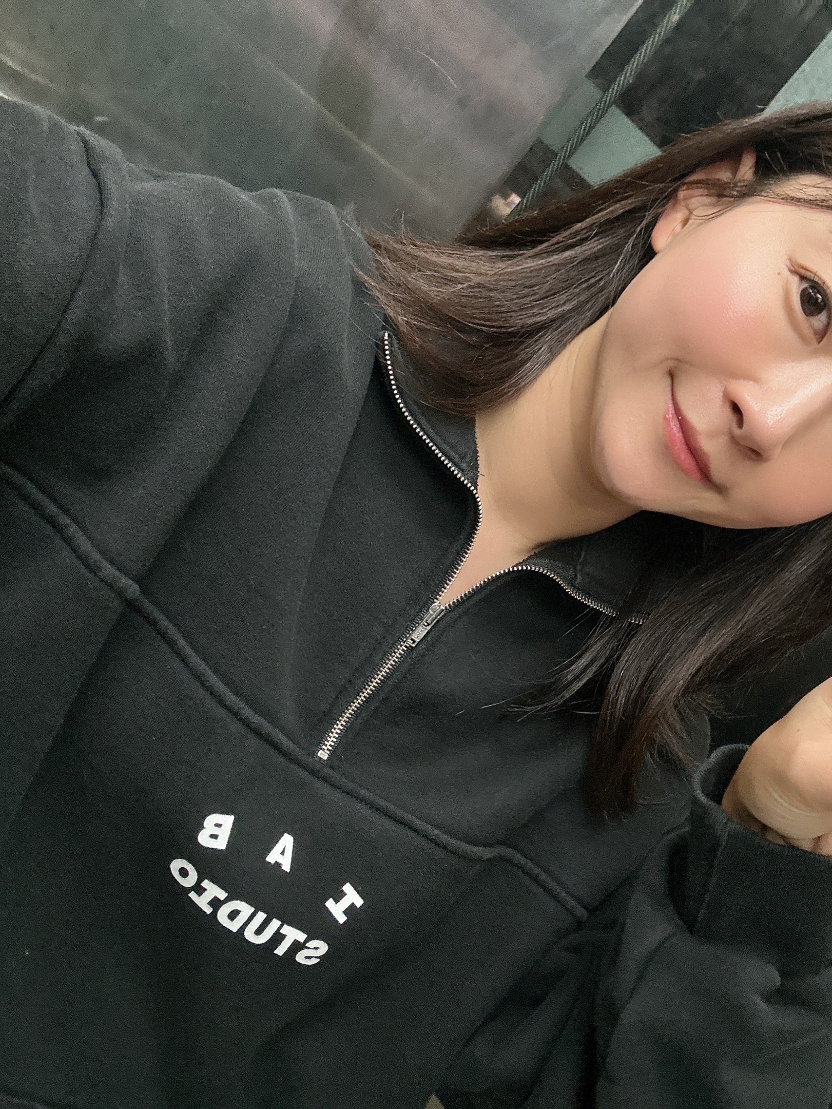 IAB Studio Half Zip-Up Black White 착용 스타일 - 2