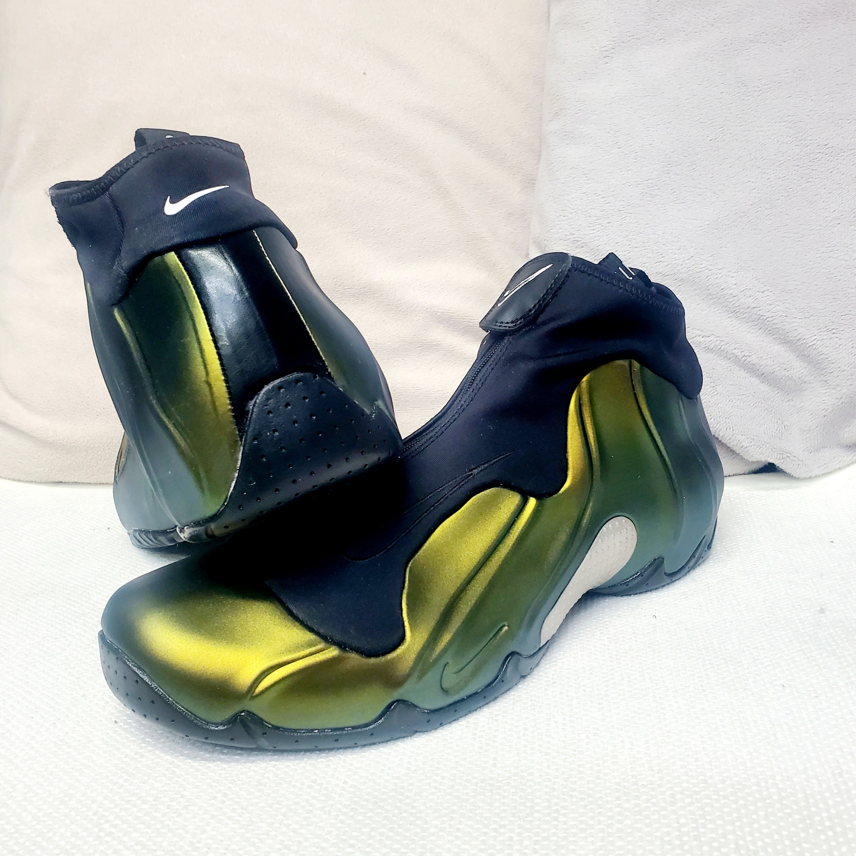 Nike Air Flightposite Black Metallic Gold 착용 스타일