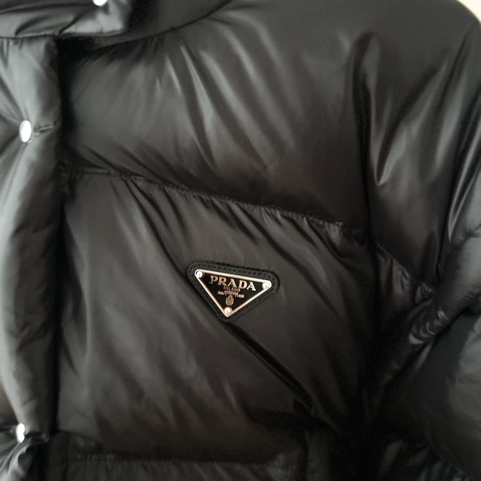 (W) Prada Re-Nylon Convertible Cropped Down Jacket Black 착용 스타일 - 2