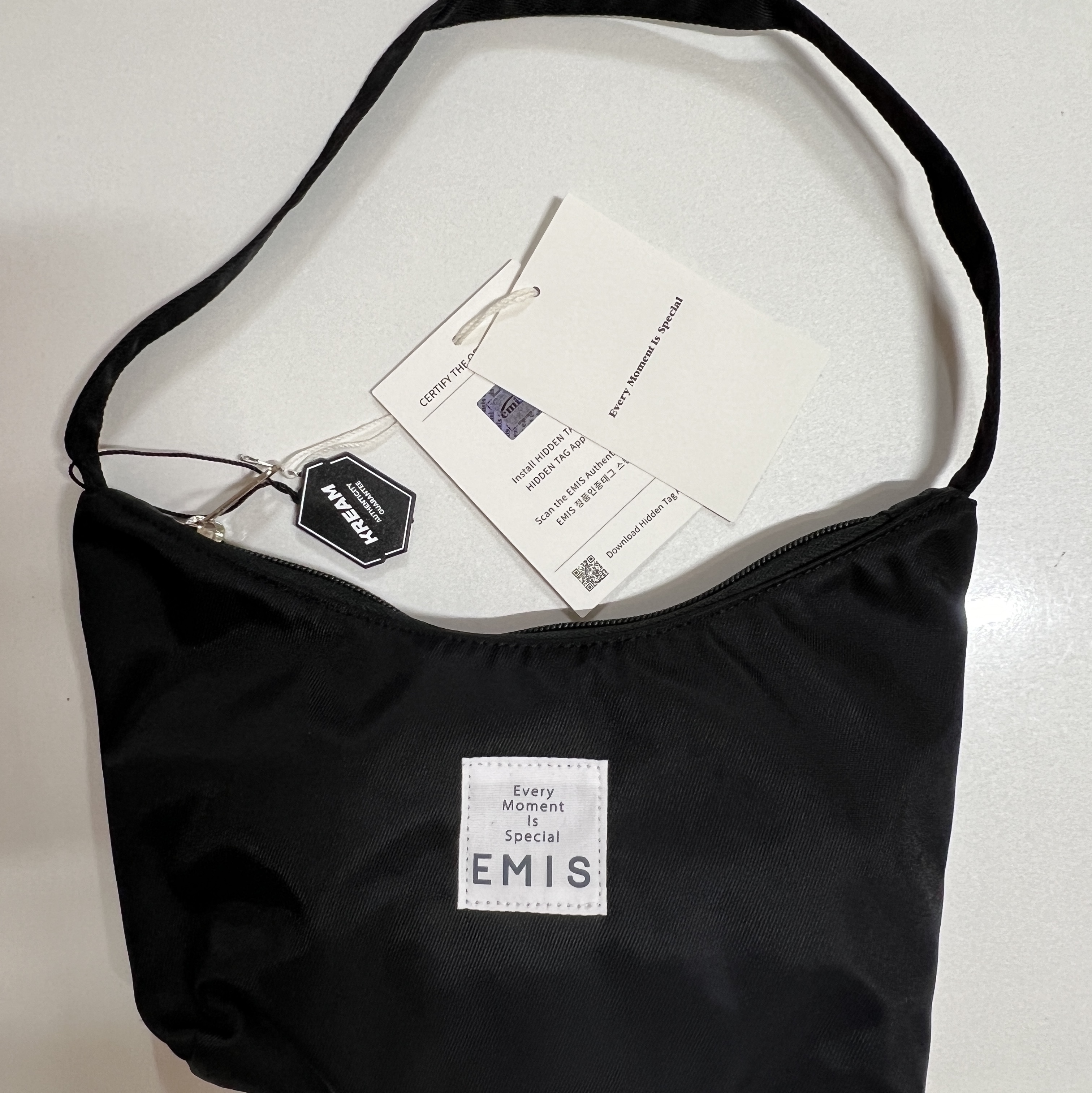 Emis Emis Hobo Bag Black 착용 스타일 - 1