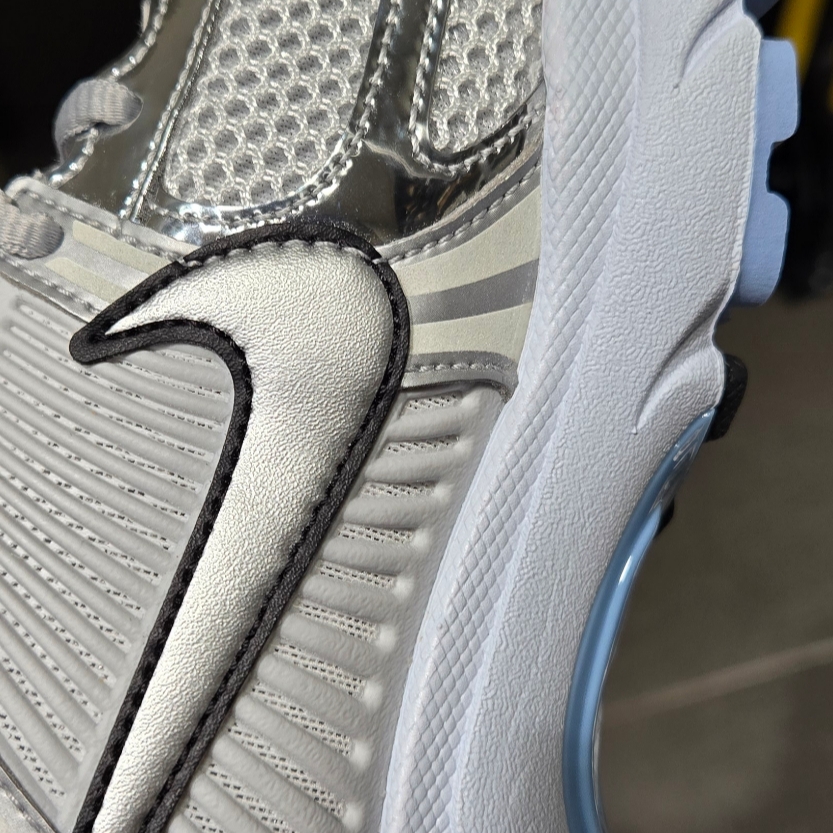 (W) Nike Zoom Vomero 5 White Metallic Silver 착용 스타일 - 2