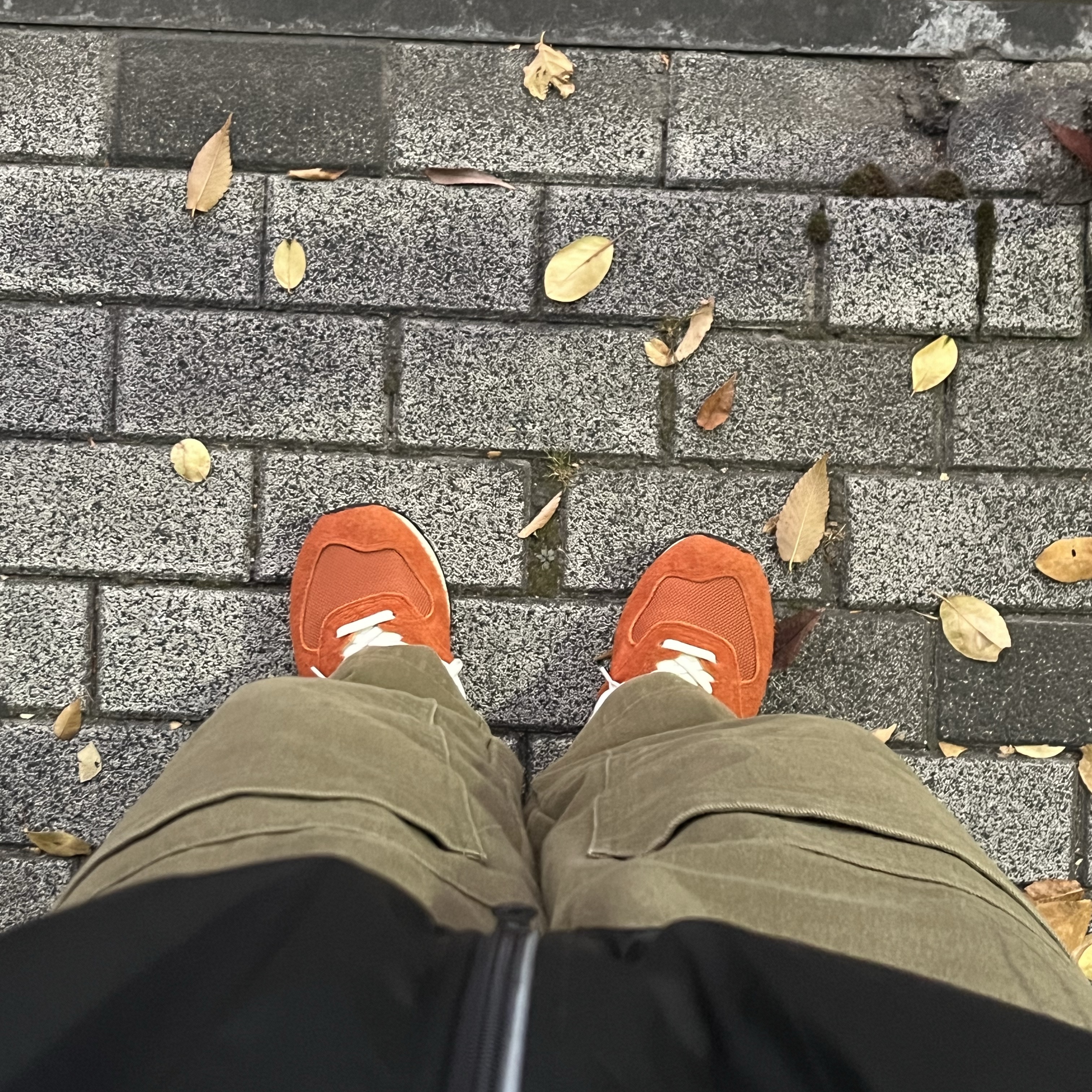 New Balance 574 Heritage Orange Burst White, Nike x Stussy NRG FL Storm-Fit Jacket Black (DO5304-010) 착용 스타일
