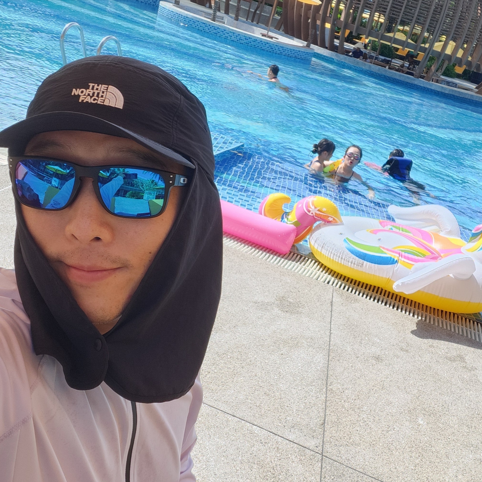 Oakley Holbrook XL Matte Black Frame Prizm Sapphire Polarized Lenses High Bridge Fit 착용 스타일 - 2
