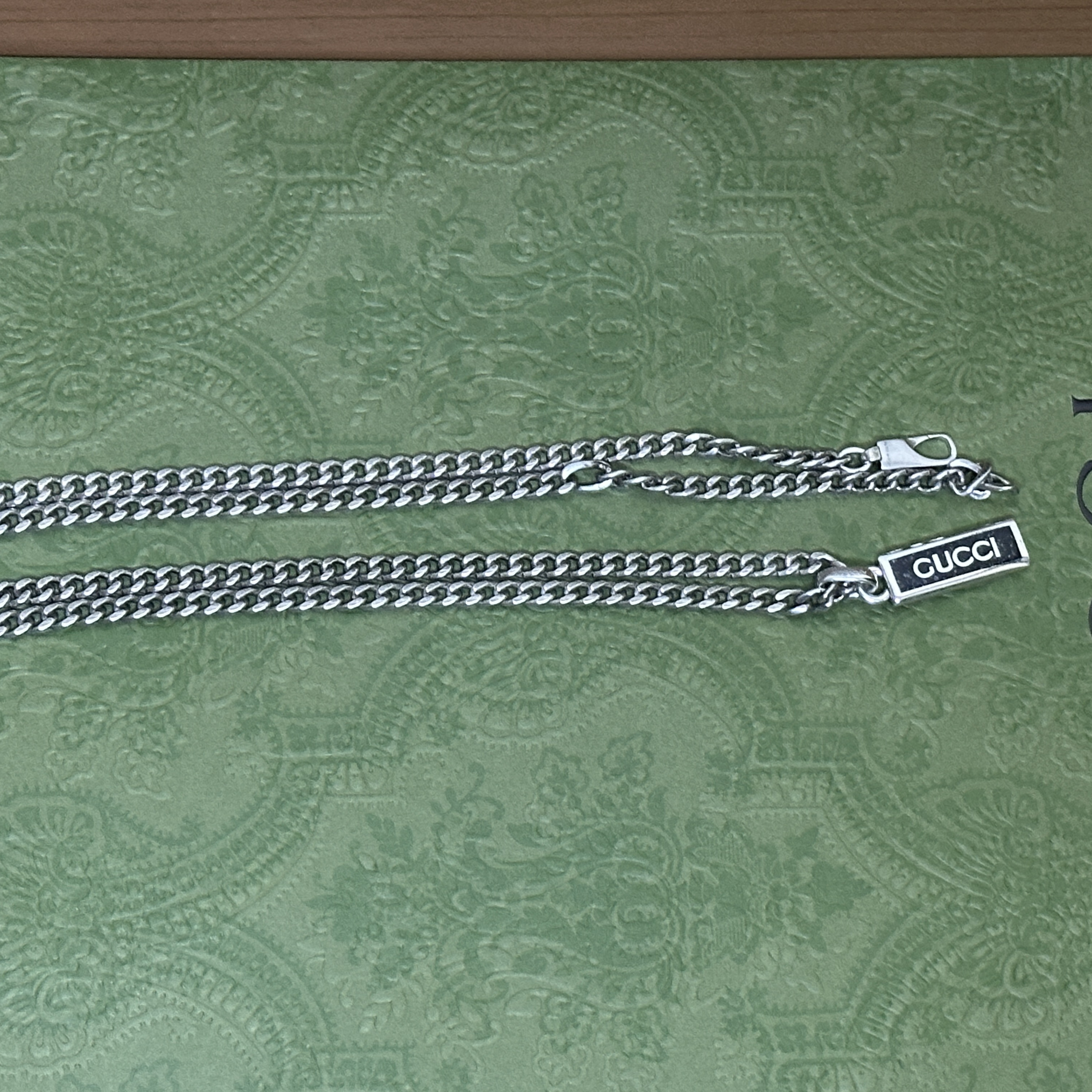 Gucci Necklace With Enamel Pendant Silver 착용 스타일