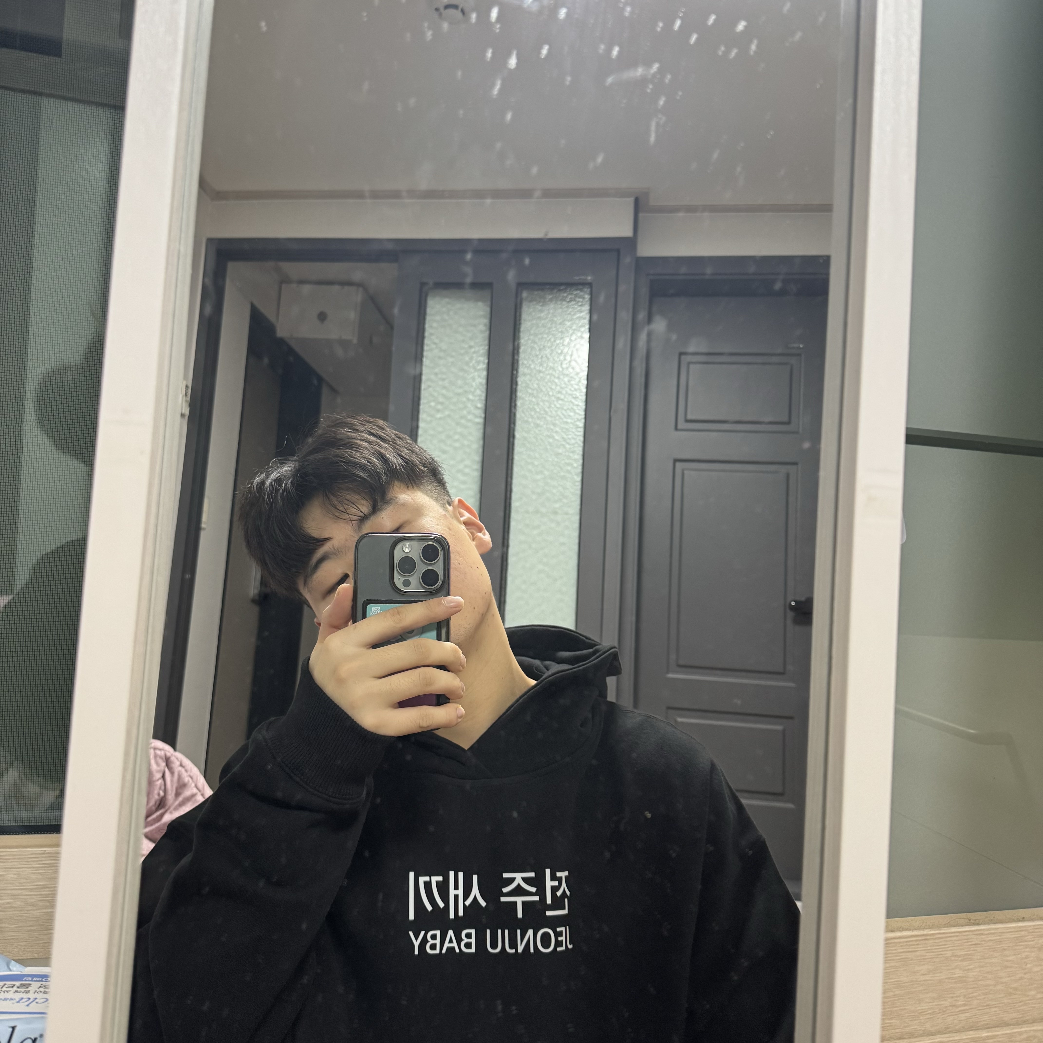 [KREAM 단독] Kims Fruits Jeonju Baby Hoodie 착용 스타일