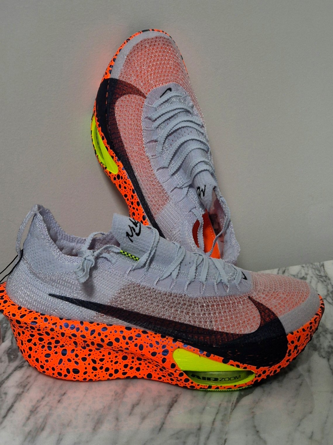 Nike ZoomX Vaporfly Next% 3 Electric, Nike Air Zoom Alphafly Next% 3 Olympic Safari 착용 스타일 - 2