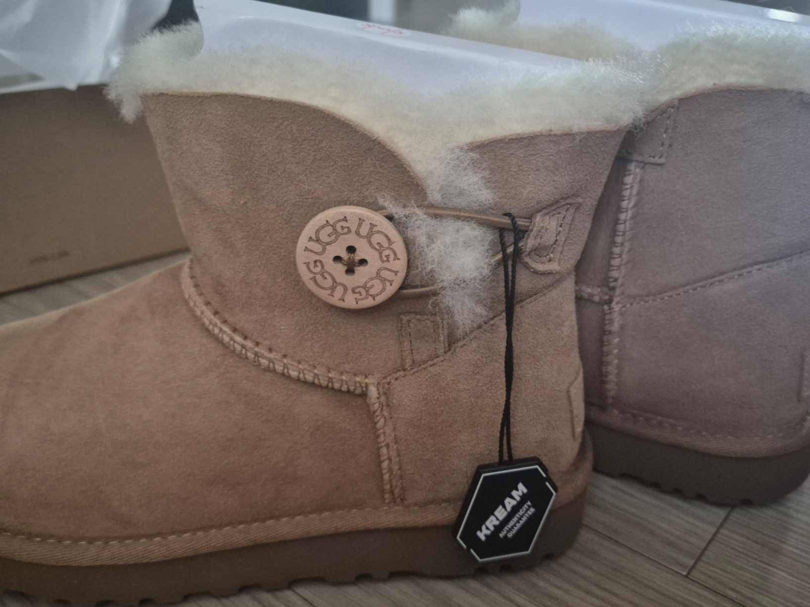 (W) UGG Mini Bailey Button II Boots Chestnut 착용 스타일