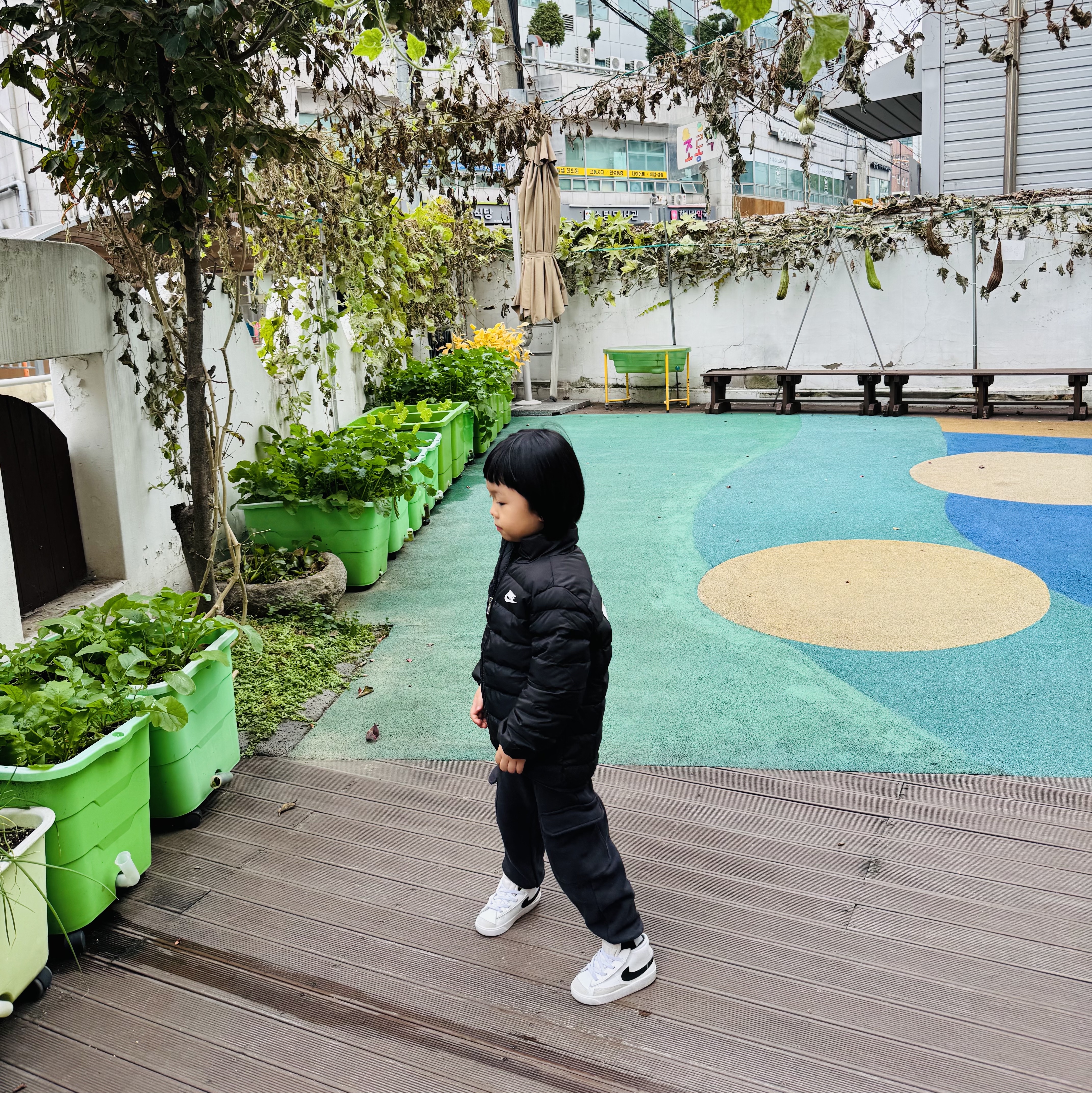 (TD) Nike Blazer Mid '77 White Black, (Kids) Uniqlo UT x Kaws Long Sleeve Sweatshirt Black 착용 스타일 - 2