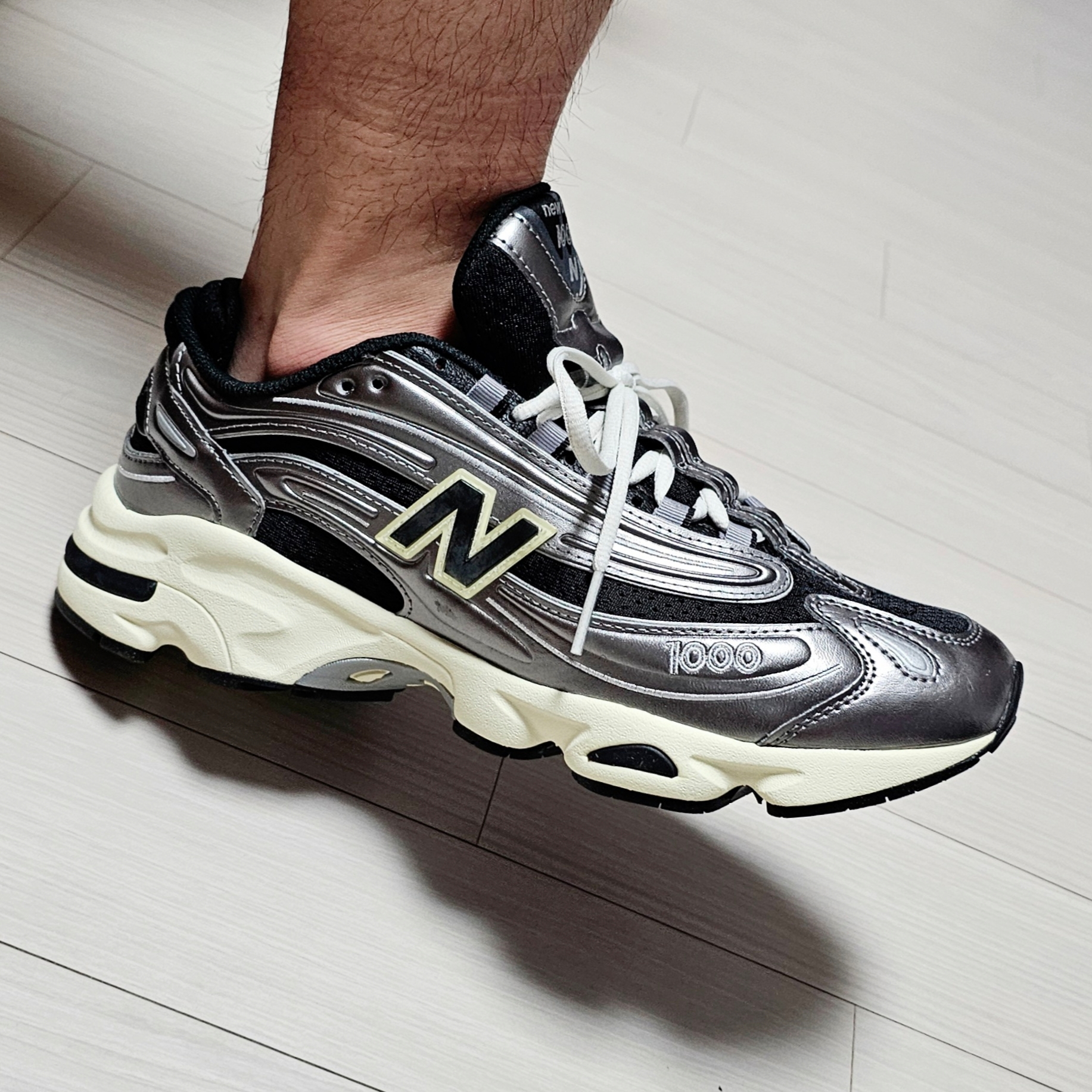 New Balance 1000 Silver Metallic Black 착용 스타일