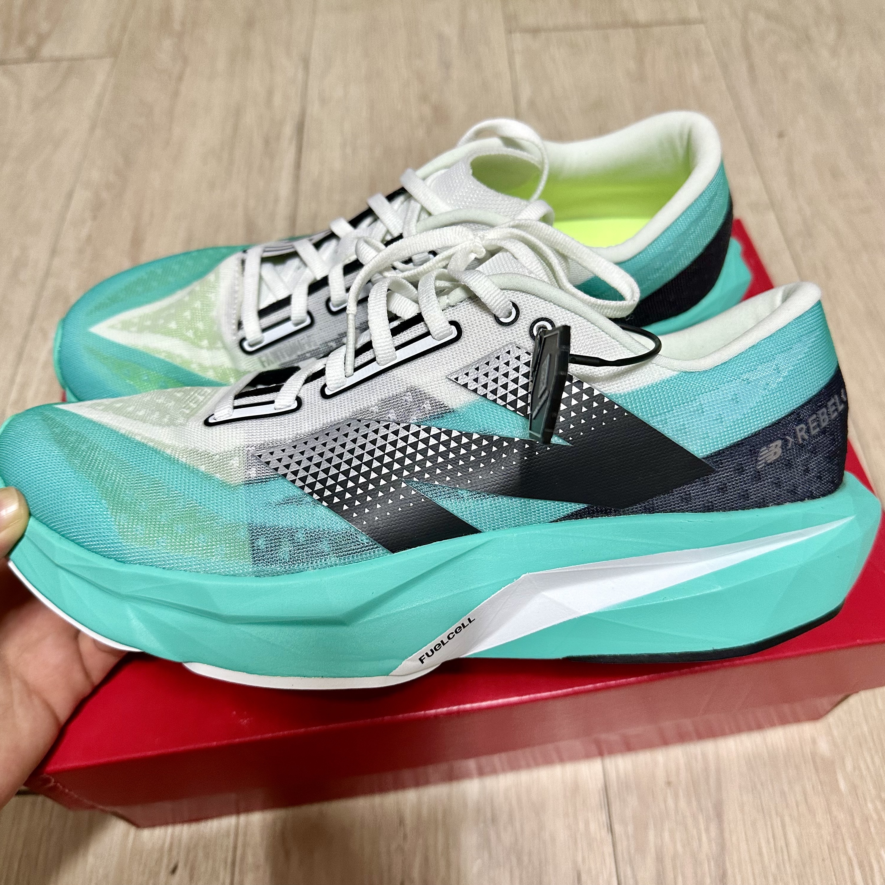 New Balance Fuelcell Rebel v4 Cyber Jade White - D Standard 착용 스타일 - 2