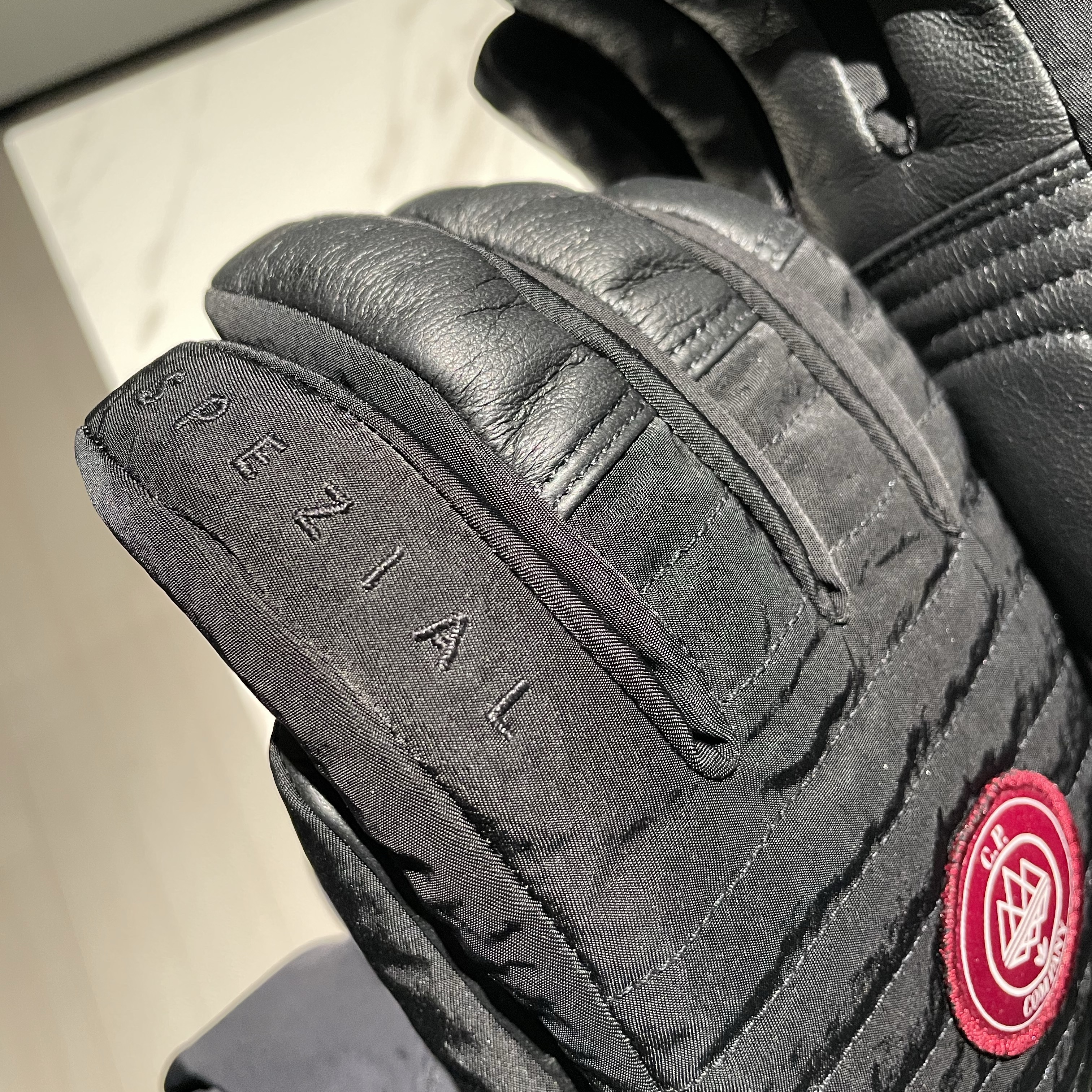 Adidas x C.P. Company Spezial Gloves Black 착용 스타일 - 4