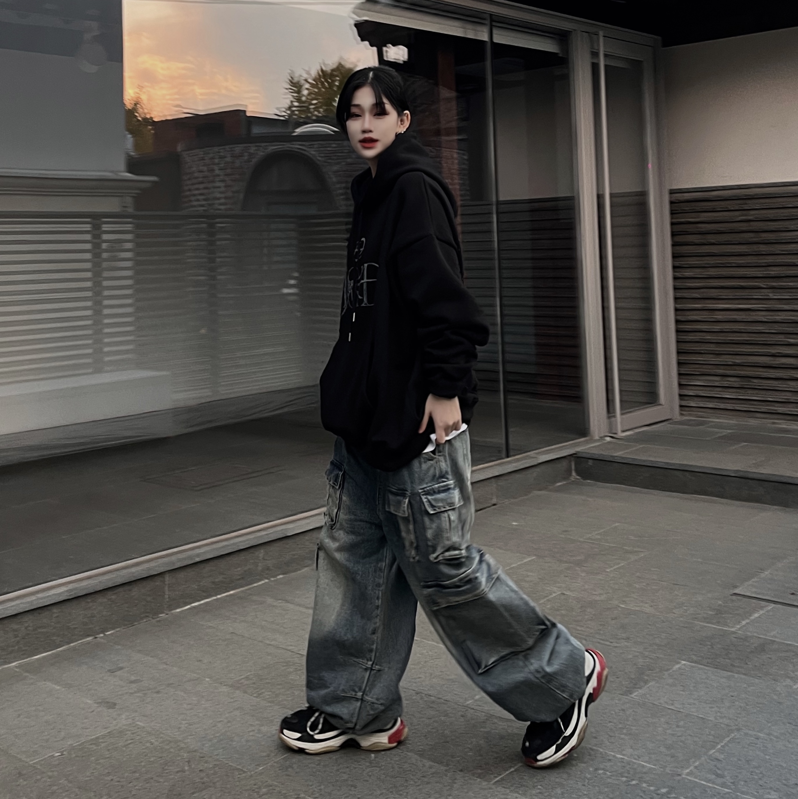 Balenciaga Triple S Sneakers Black 착용 스타일 - 3