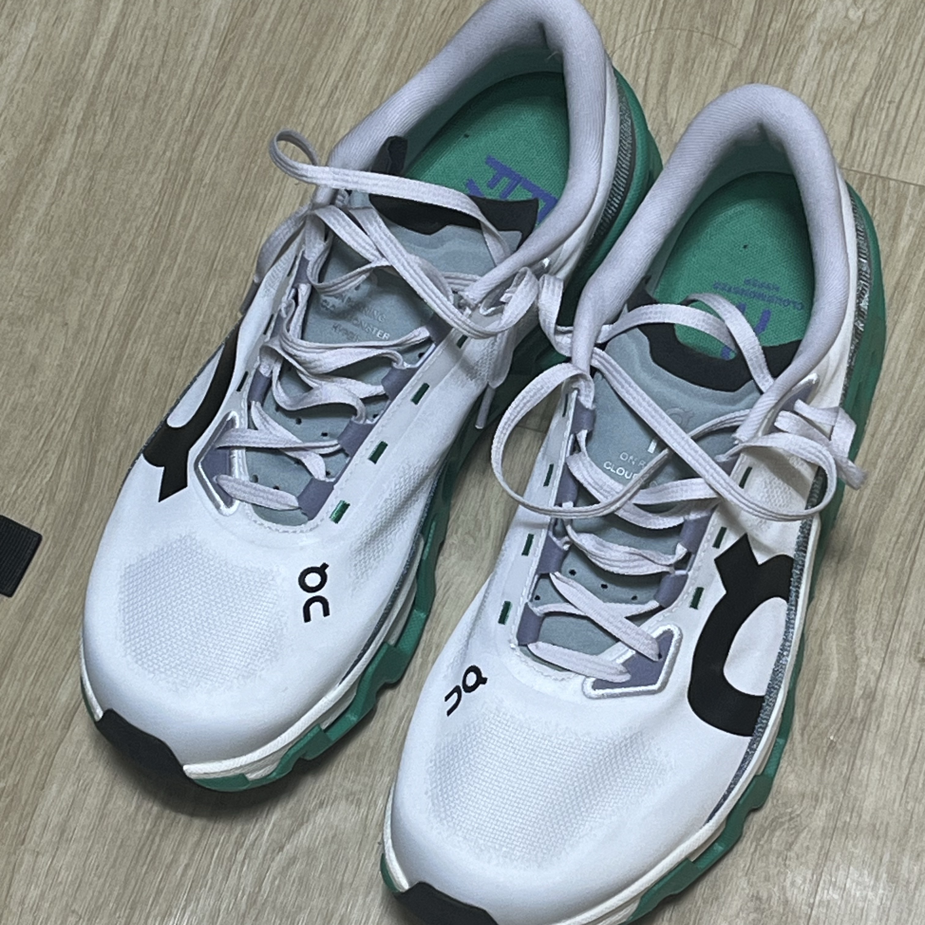 On Running Cloudmonster Hyper Undyed Mint 착용 스타일 - 1