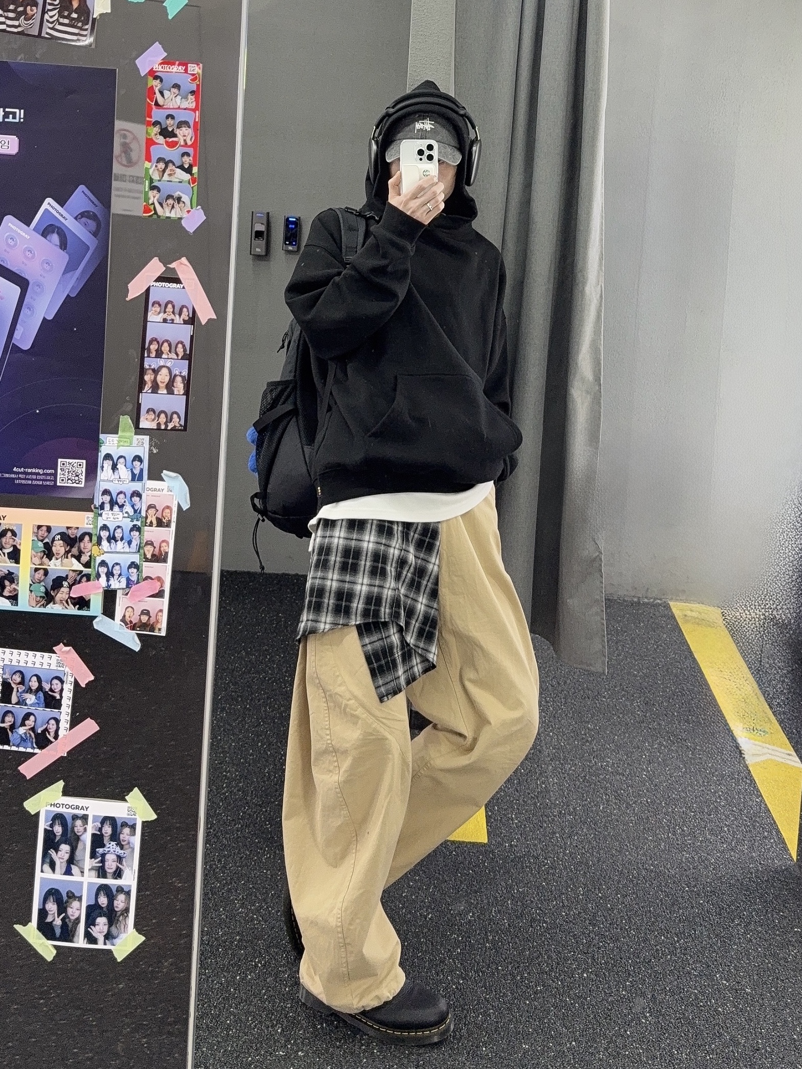 Dr. Martens 1461 Ambassador Black, IAB Studio Hoodie Black 착용 스타일 - 1