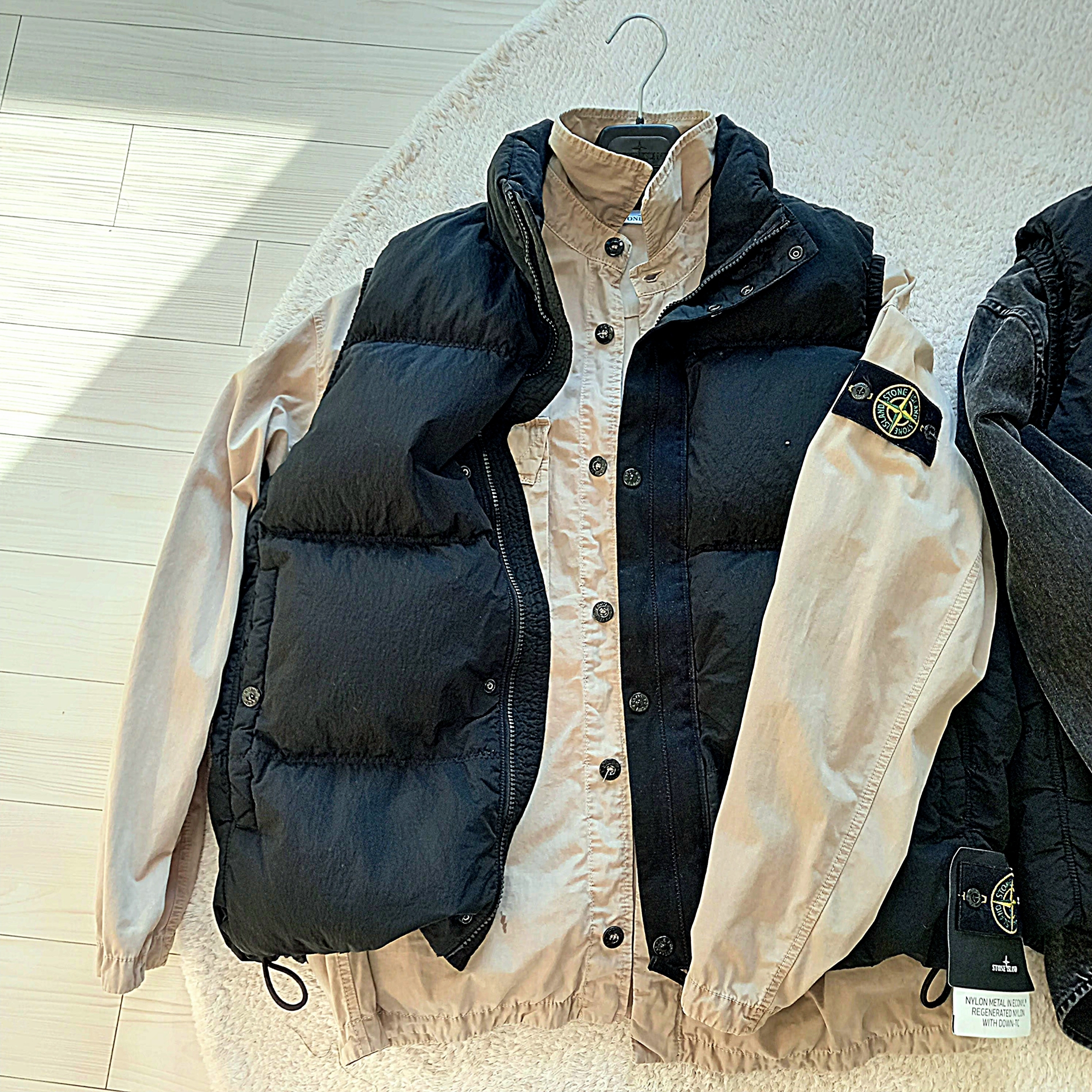 Stone Island G0419 Nylon Metal in Econyl Down Zip Vest with Anti Drop Black - 24FW, Stone Island 115WN Old Treatment Overshirt Dove Grey - 23SS 착용 스타일 - 1