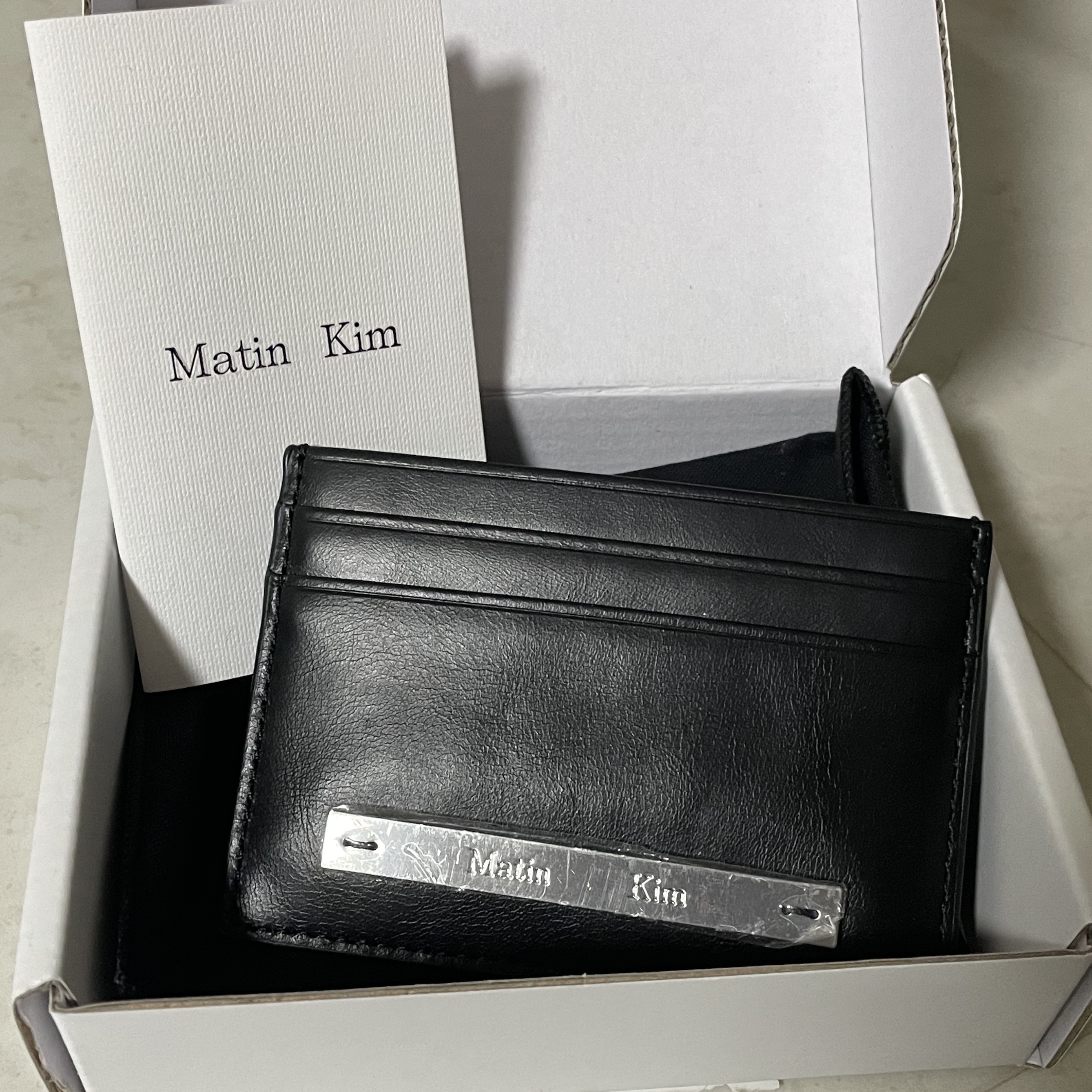 Matin Kim Vintage Card Wallet Black 착용 스타일