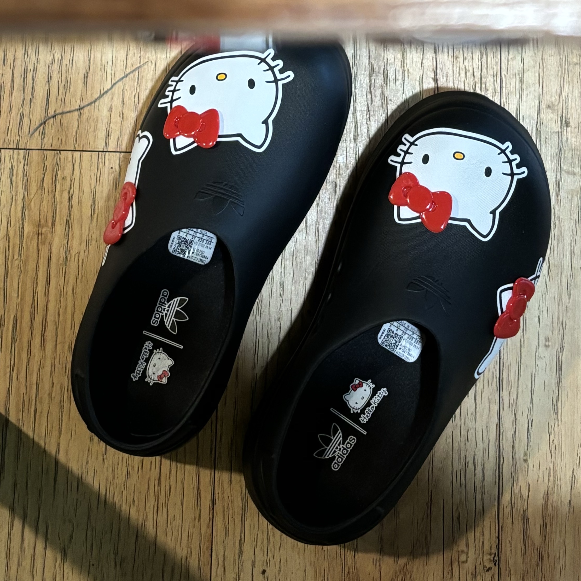 (W) Adidas x Hello Kitty Adifom Stan Smith Mules Core Black Red Cloud White 착용 스타일 - 4