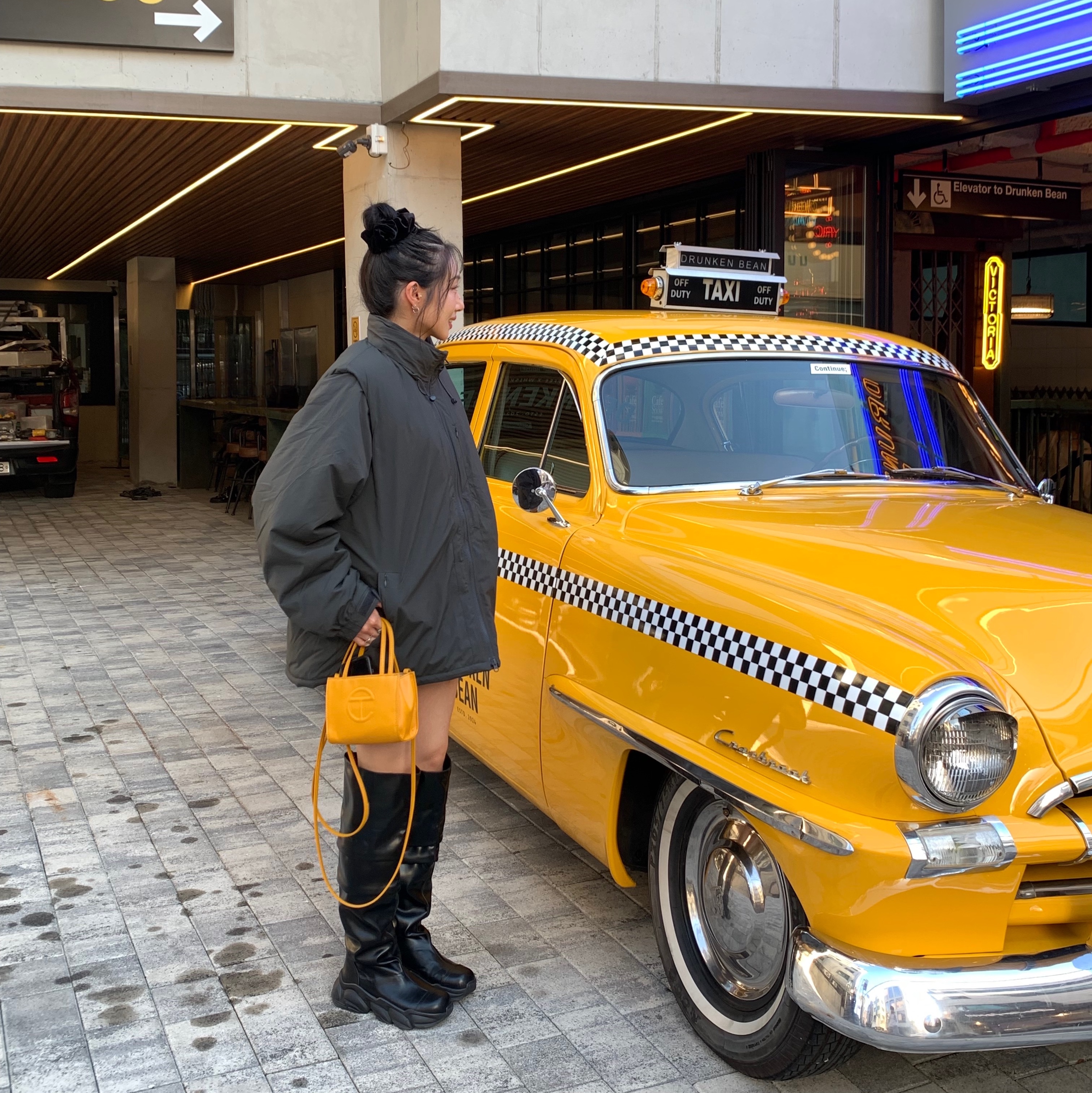 Telfar Small Shopping Bag Yellow 착용 스타일 - 3