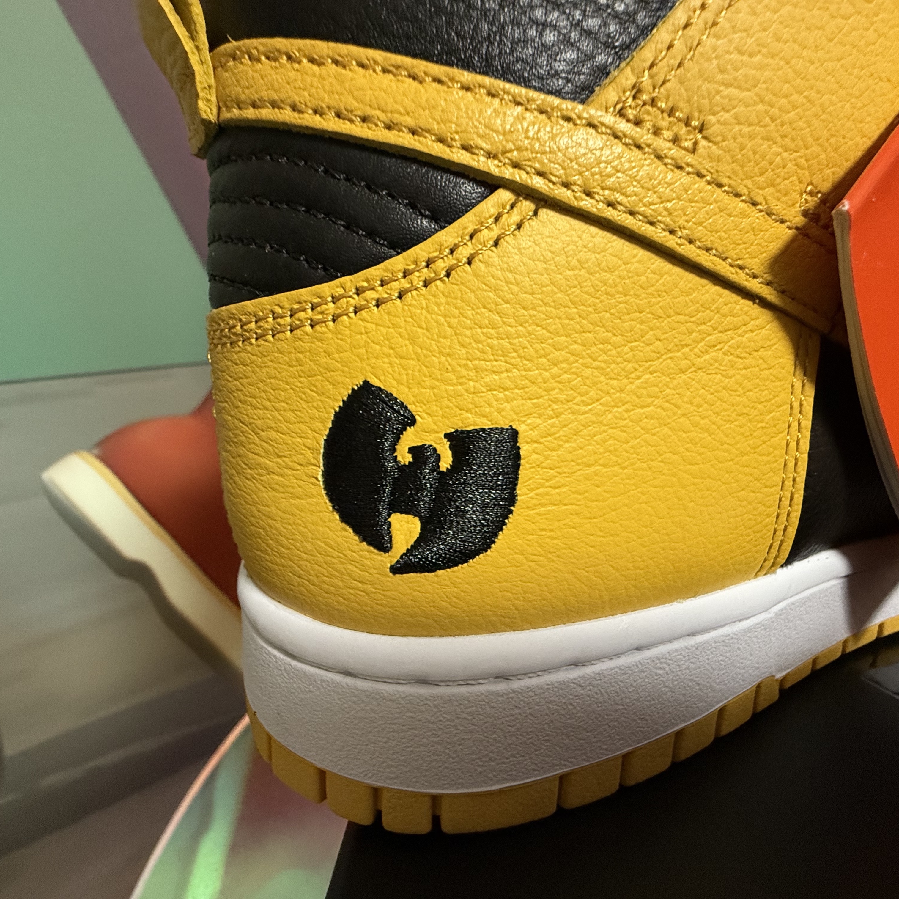 Nike Wu-Tang Clan Dunk High Black and Pollen 착용 스타일 - 1