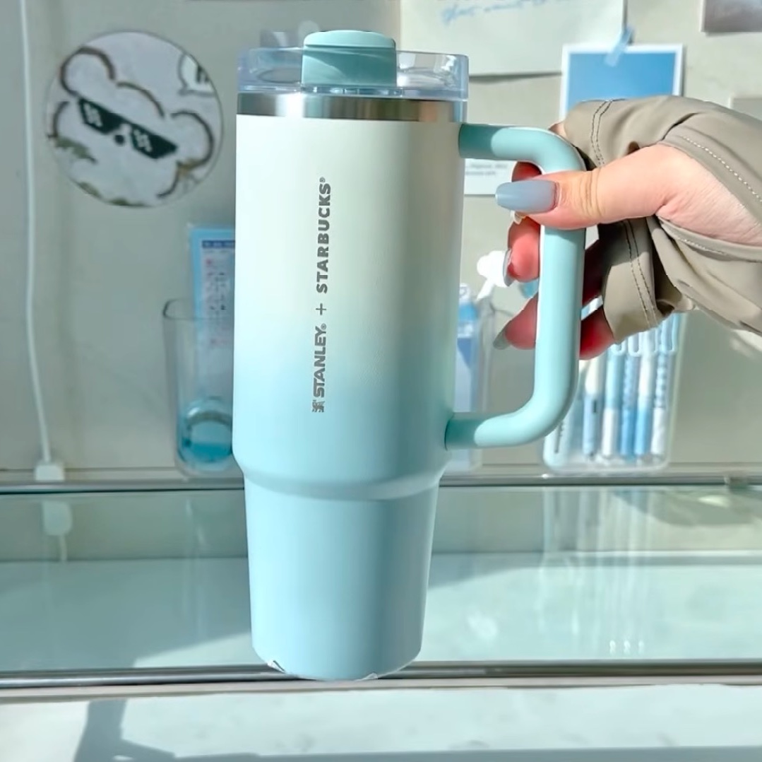Starbucks SS Holiday Friends Quencher Tumbler 887ml 착용 스타일