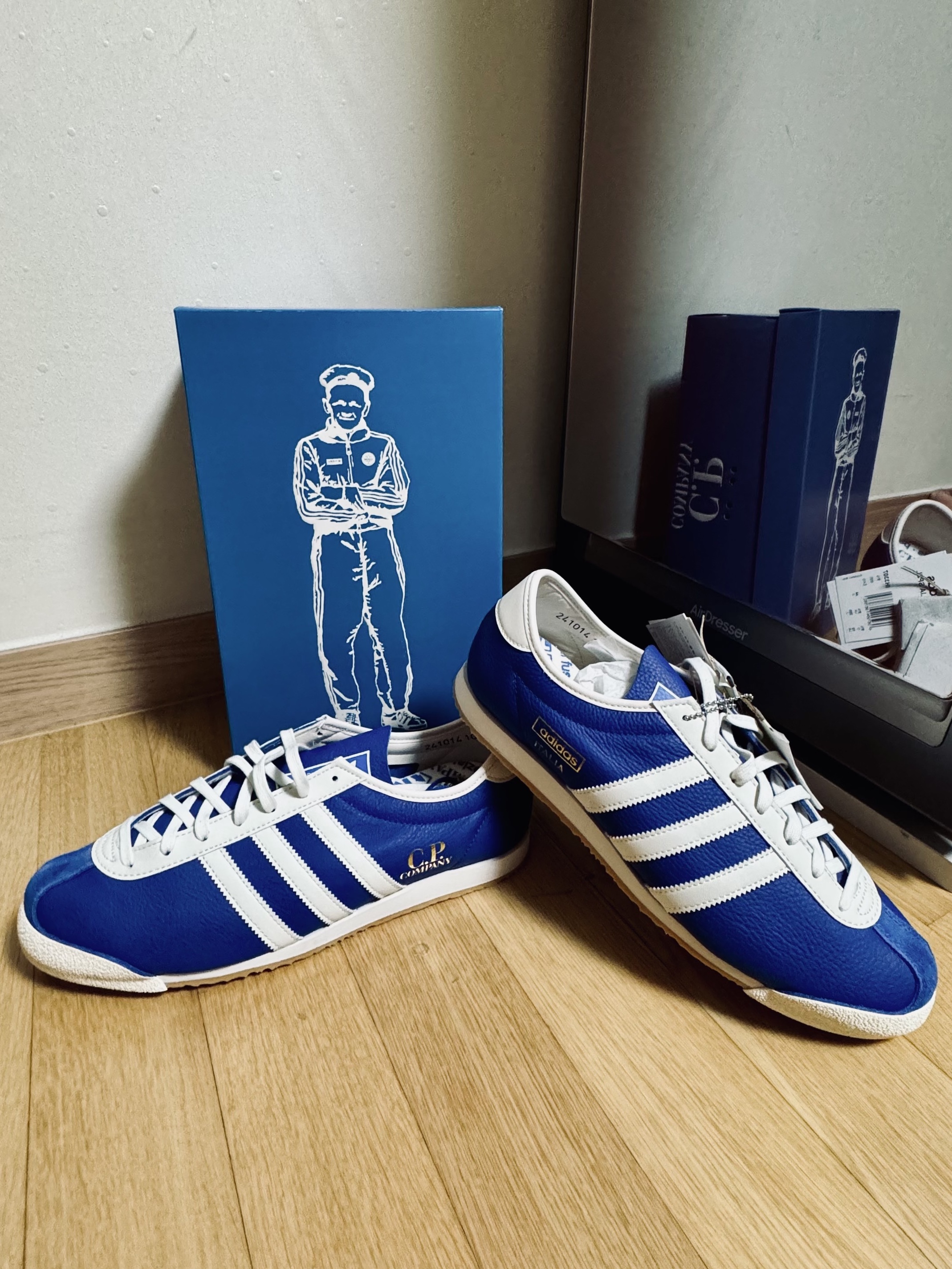 Adidas x C.P. Company Italia Spezial Collegiate Royal Chalk White 착용 스타일