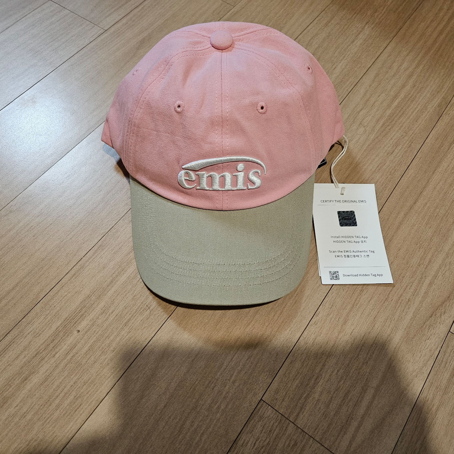 Emis New Logo Mix Ball Cap Beige Pink 착용 스타일