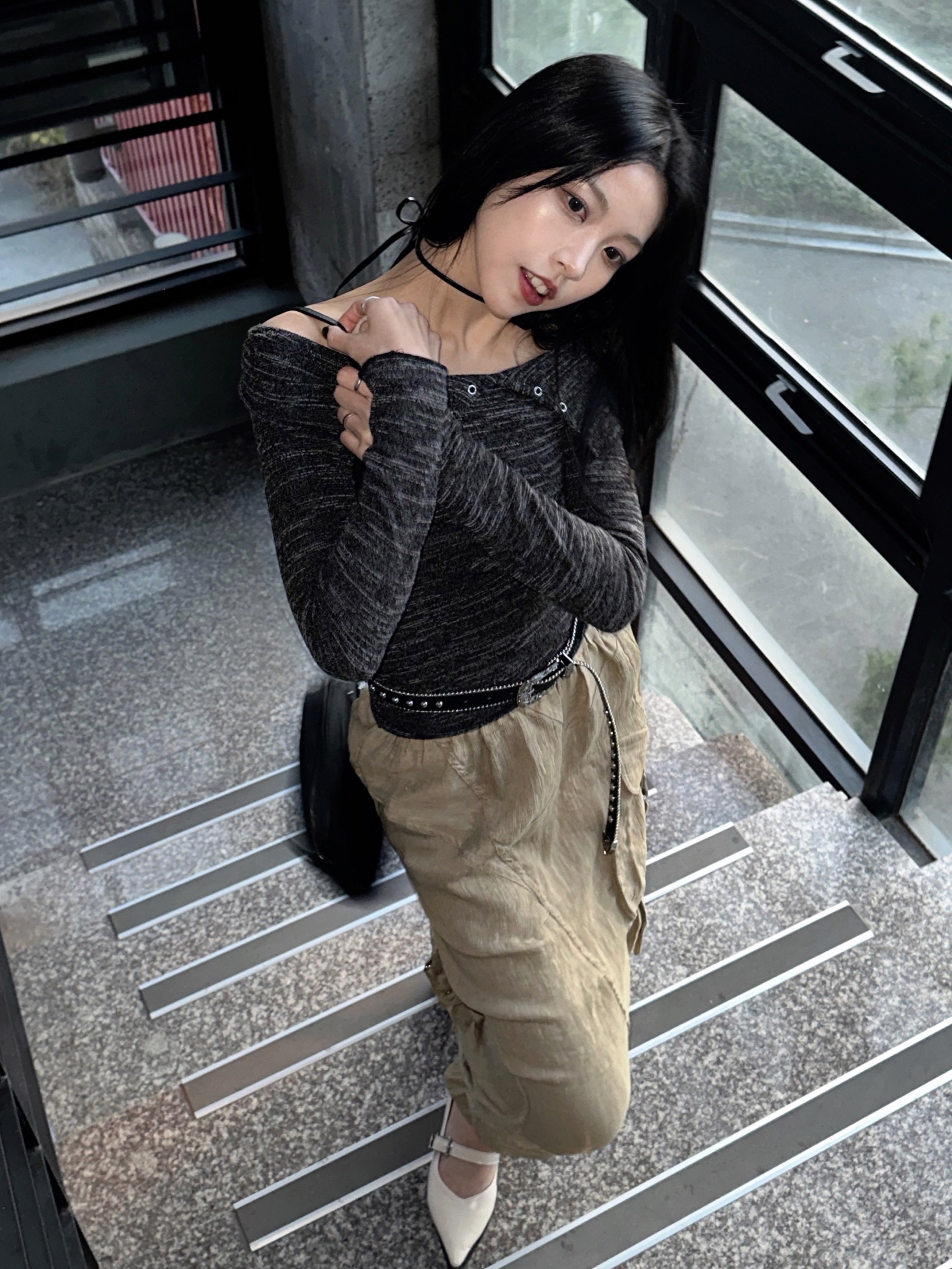 Michael Kors Hudson Logo Crossbody Bag Black, Gucci Trademark Ring With Heart Pendant Silver 착용 스타일 - 2