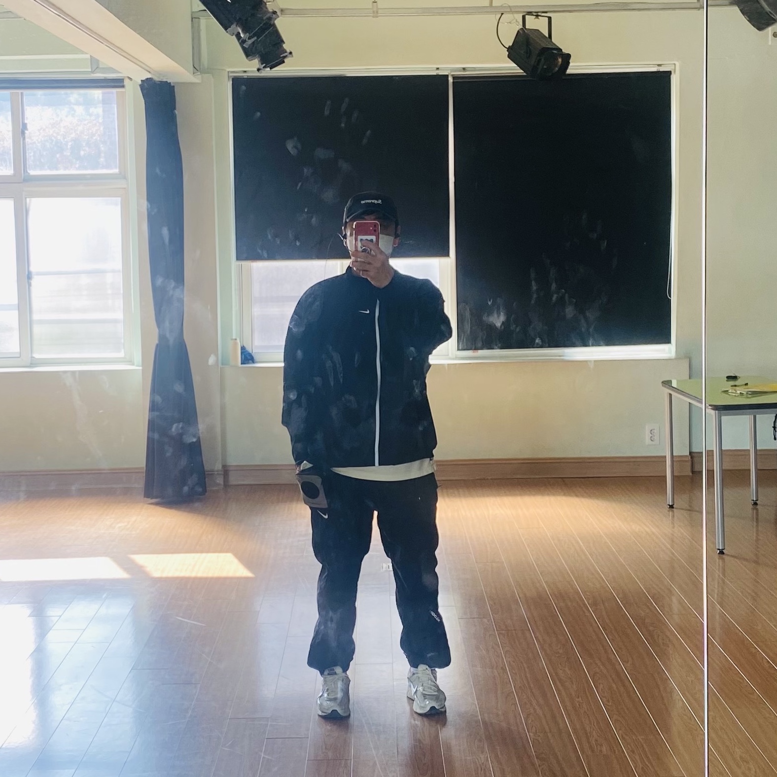 (W) Nike x Drake Nocta NRG LR L/S Crew Black (DV3631-010), Nike x Drake Nocta Woven Track Pants Black (FN7668-010) 착용 스타일