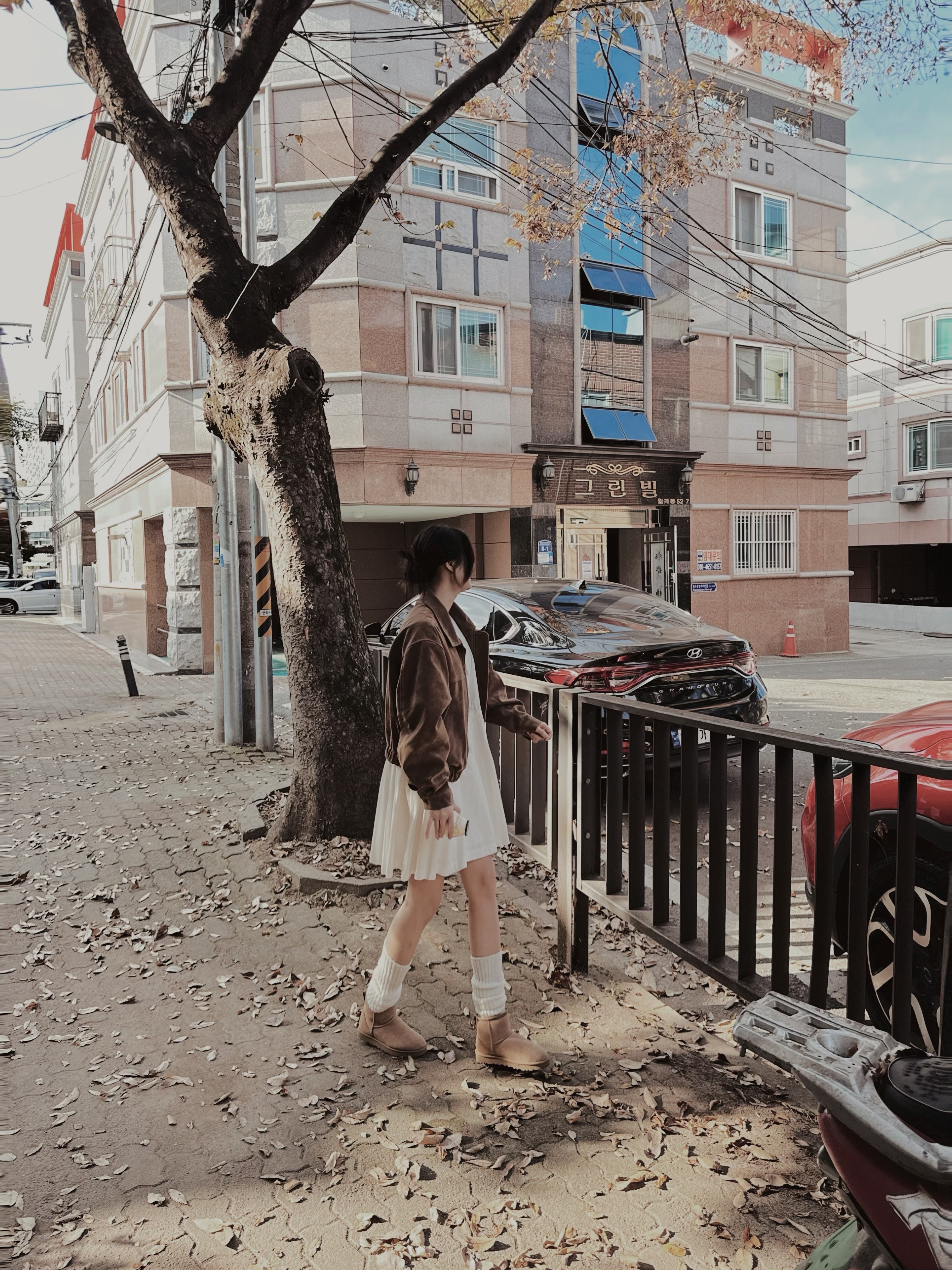(W) UGG Classic Mini II Boots Chestnut 착용 스타일 - 1