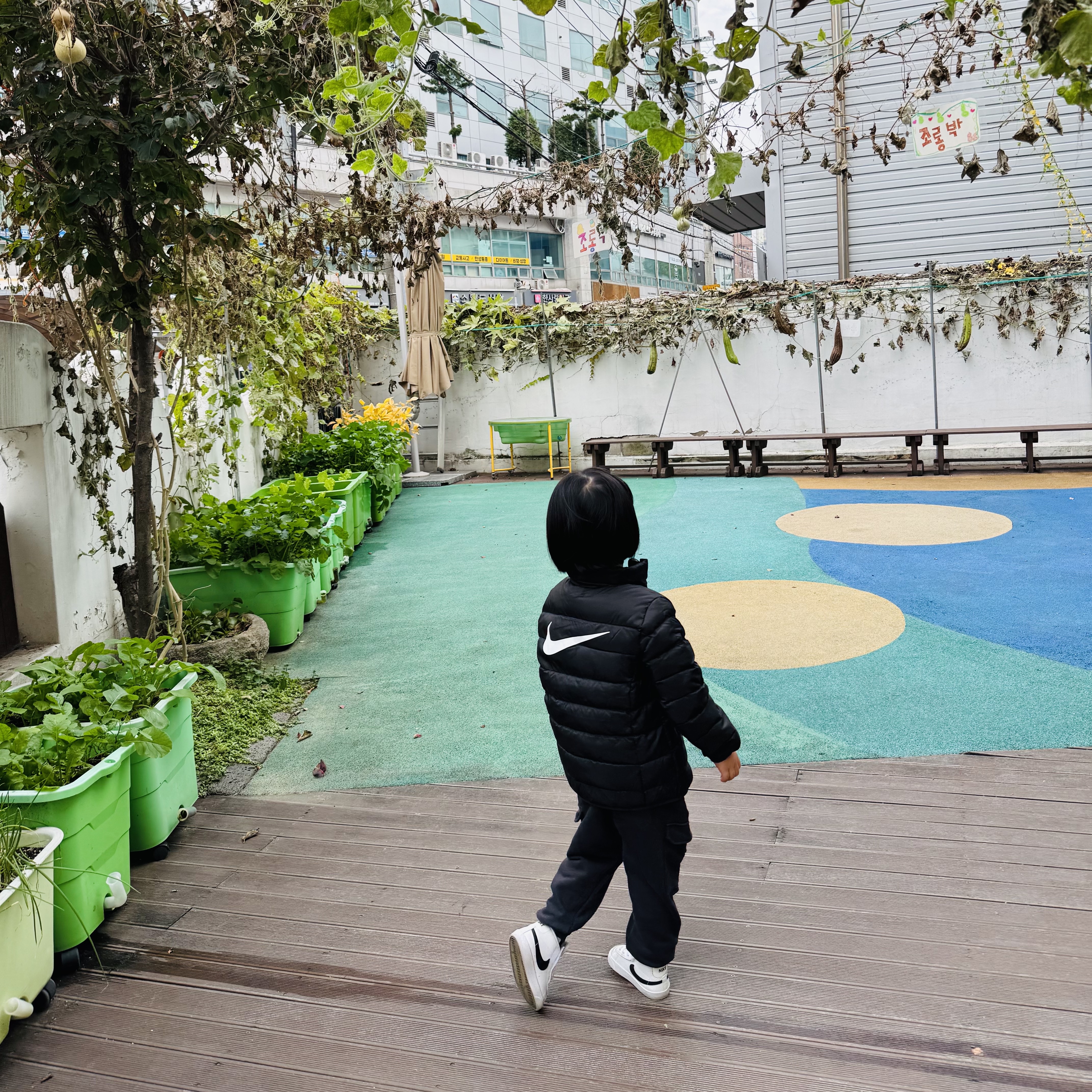 (TD) Nike Blazer Mid '77 White Black, (Kids) Uniqlo UT x Kaws Long Sleeve Sweatshirt Black 착용 스타일 - 5