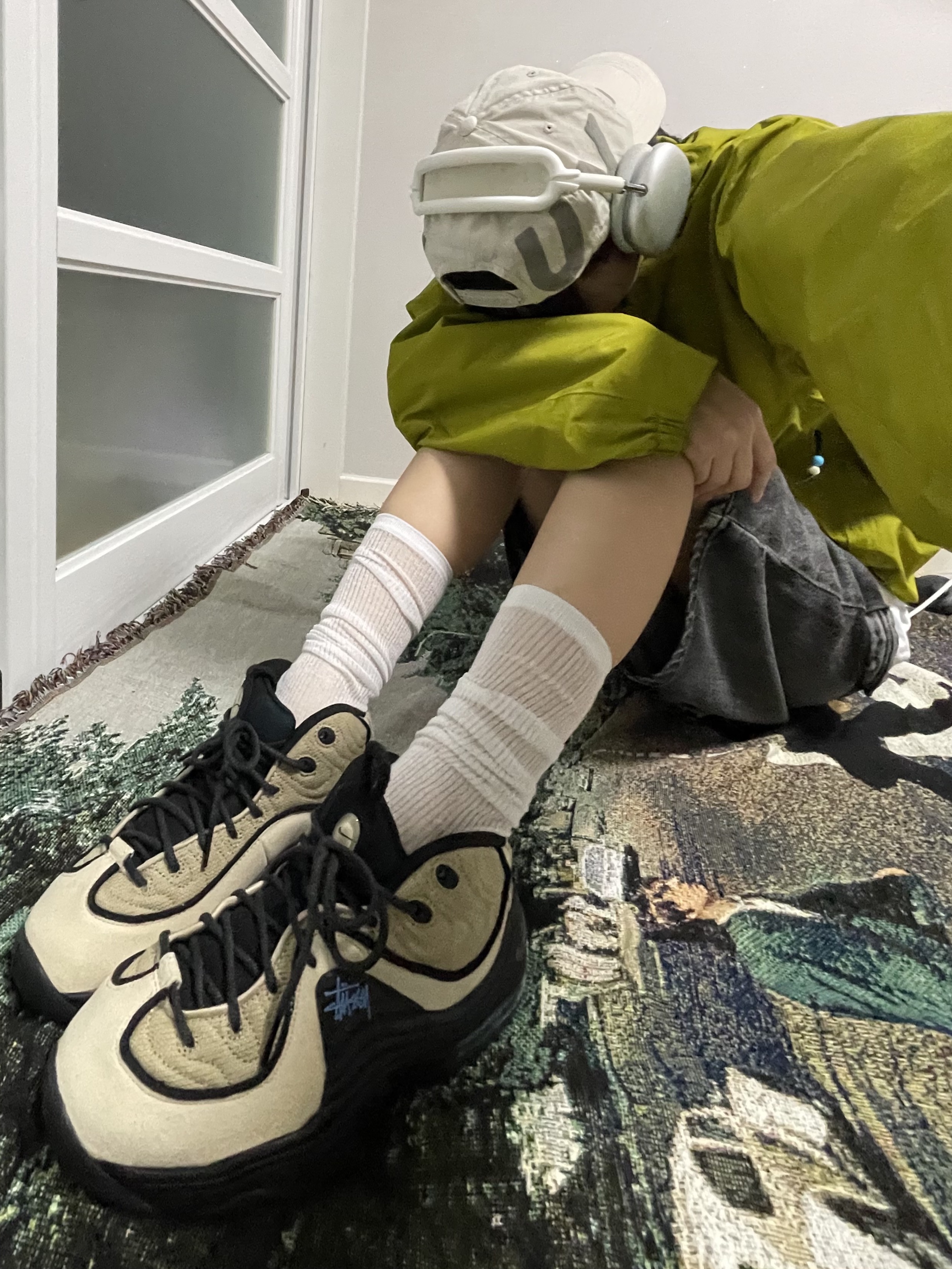 Nike x Stussy Air Penny II Rattan and Limestone, Apple AirPods Max Lightning Silver (Korean Ver.) 착용 스타일 - 2