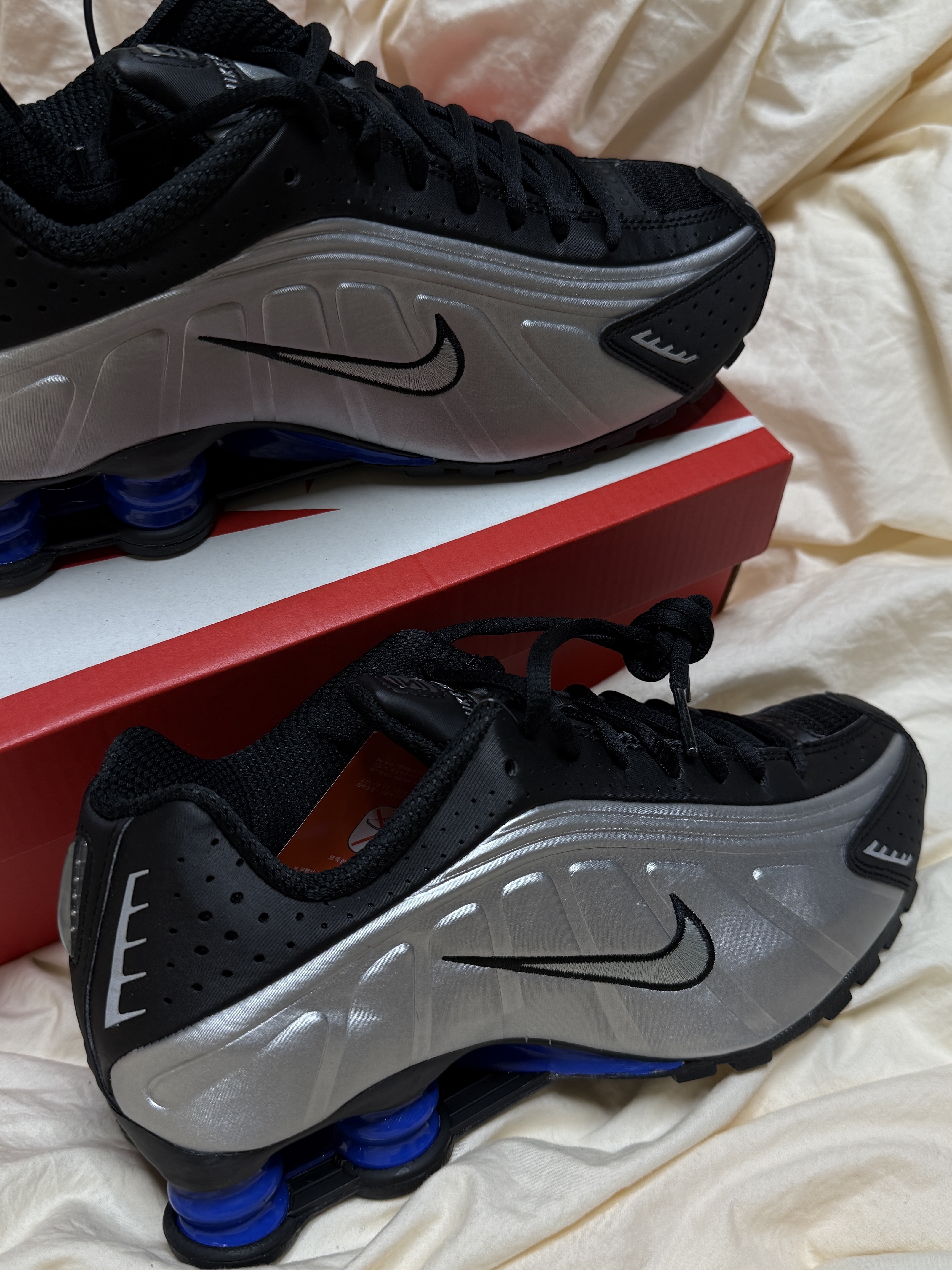(W) Nike Shox R4 Metallic Silver and Black 착용 스타일