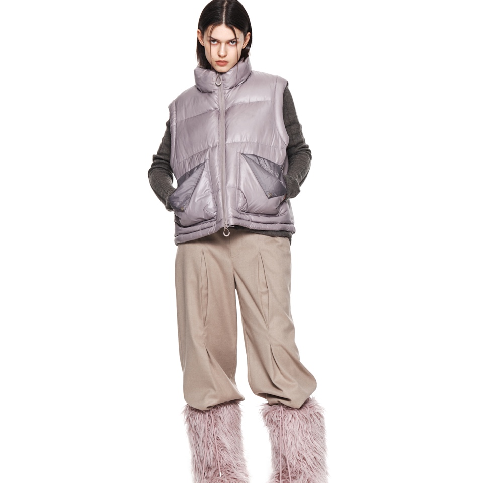 (W) Matin Kim Folded Pocket Down Vest Beige 착용 스타일 - 1