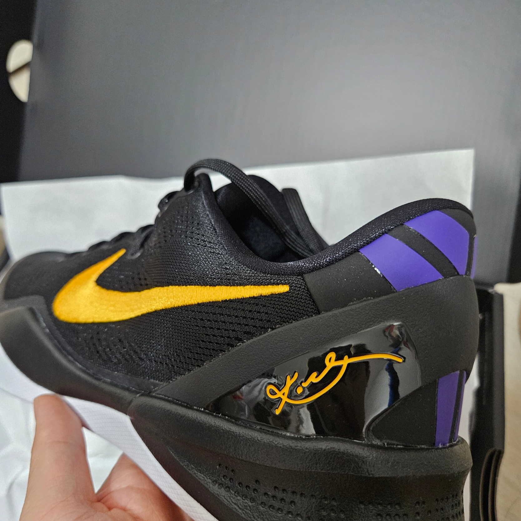 Nike Kobe 8 Protro Black and University Gold 착용 스타일