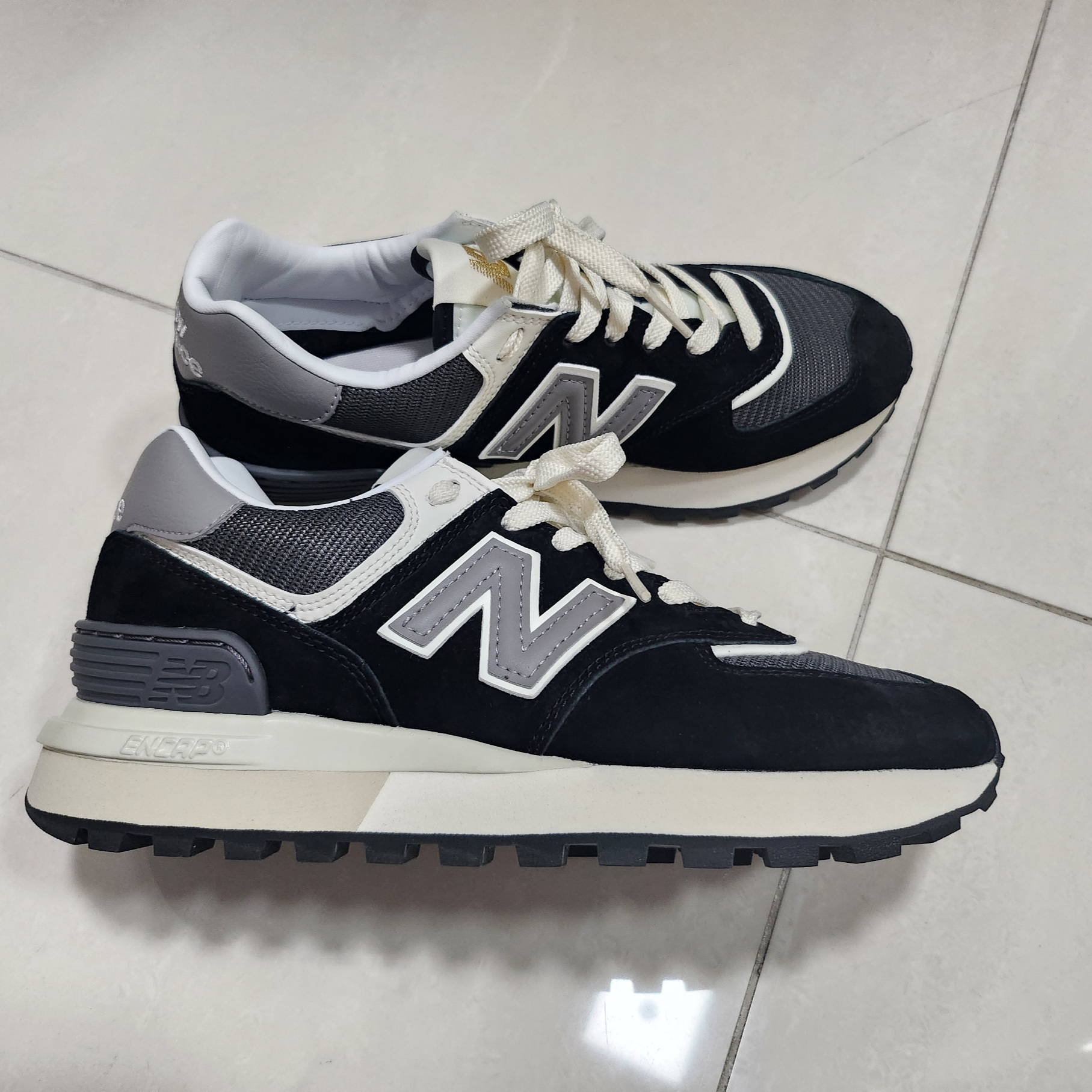New Balance 574 Legacy Black 착용 스타일 - 2