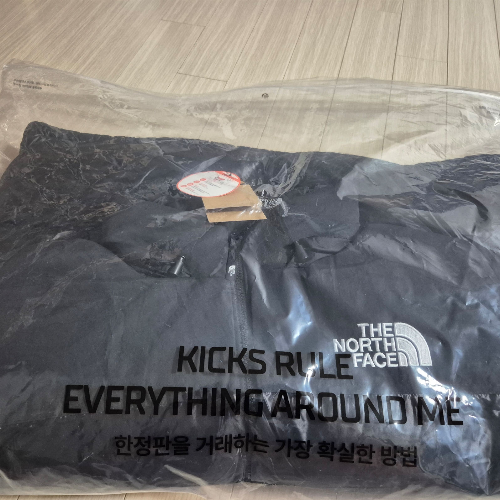The North Face Nuptse On Ball Vest Black 착용 스타일