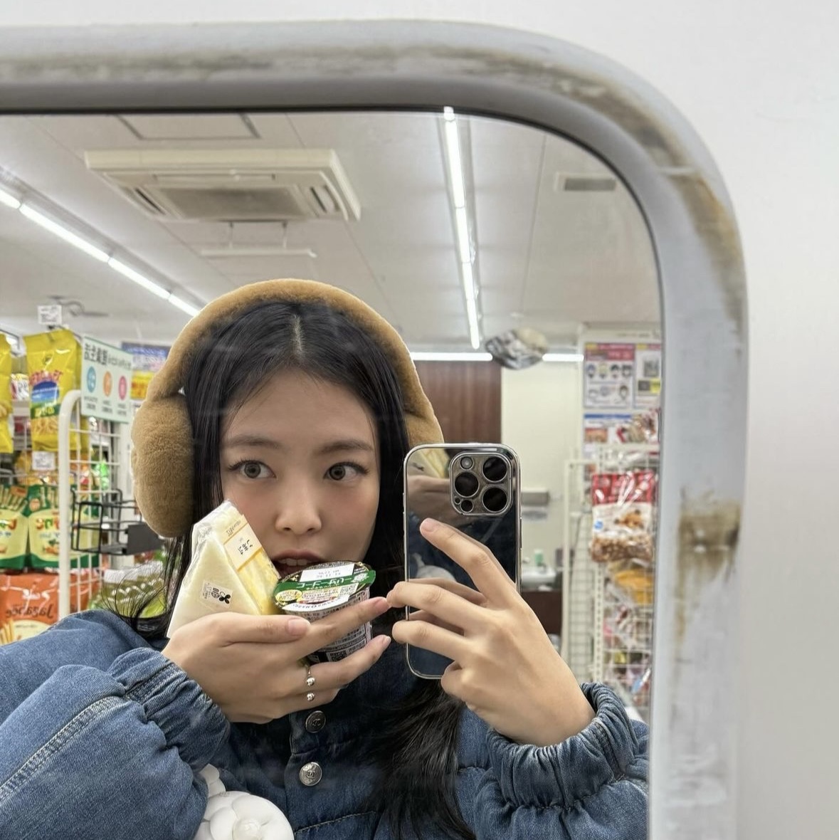 Chanel Earmuffs Shearling Lambskin Beige 착용 스타일 - 3