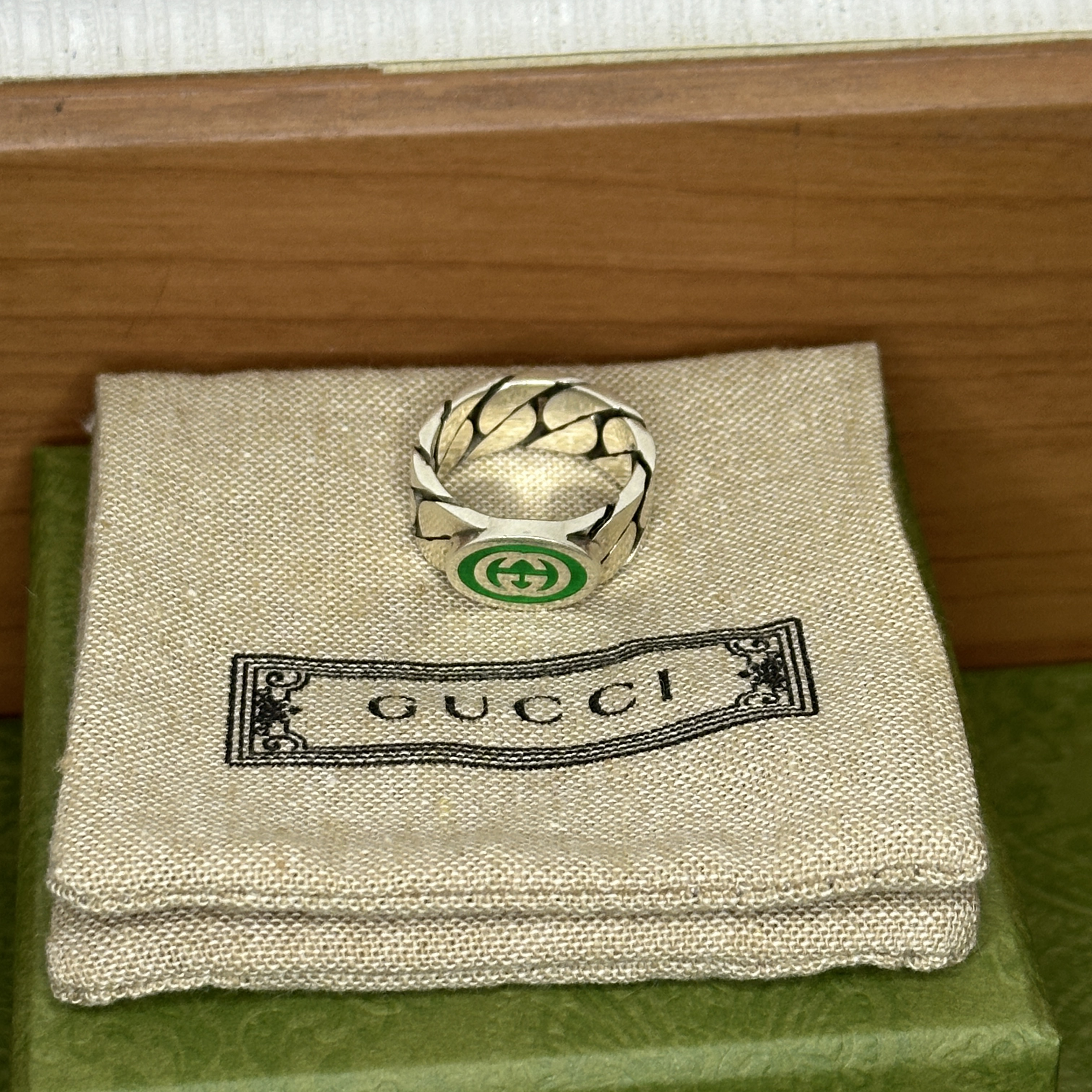 Gucci Interlocking G Enamel Ring Silver Green Enamel 착용 스타일 - 1