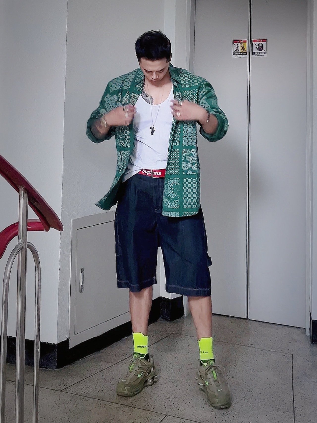 Supreme Paisley Grid Shirt Black - 20SS, Nike x Supreme Shox Ride 2 SP Neutral Olive 착용 스타일 - 1