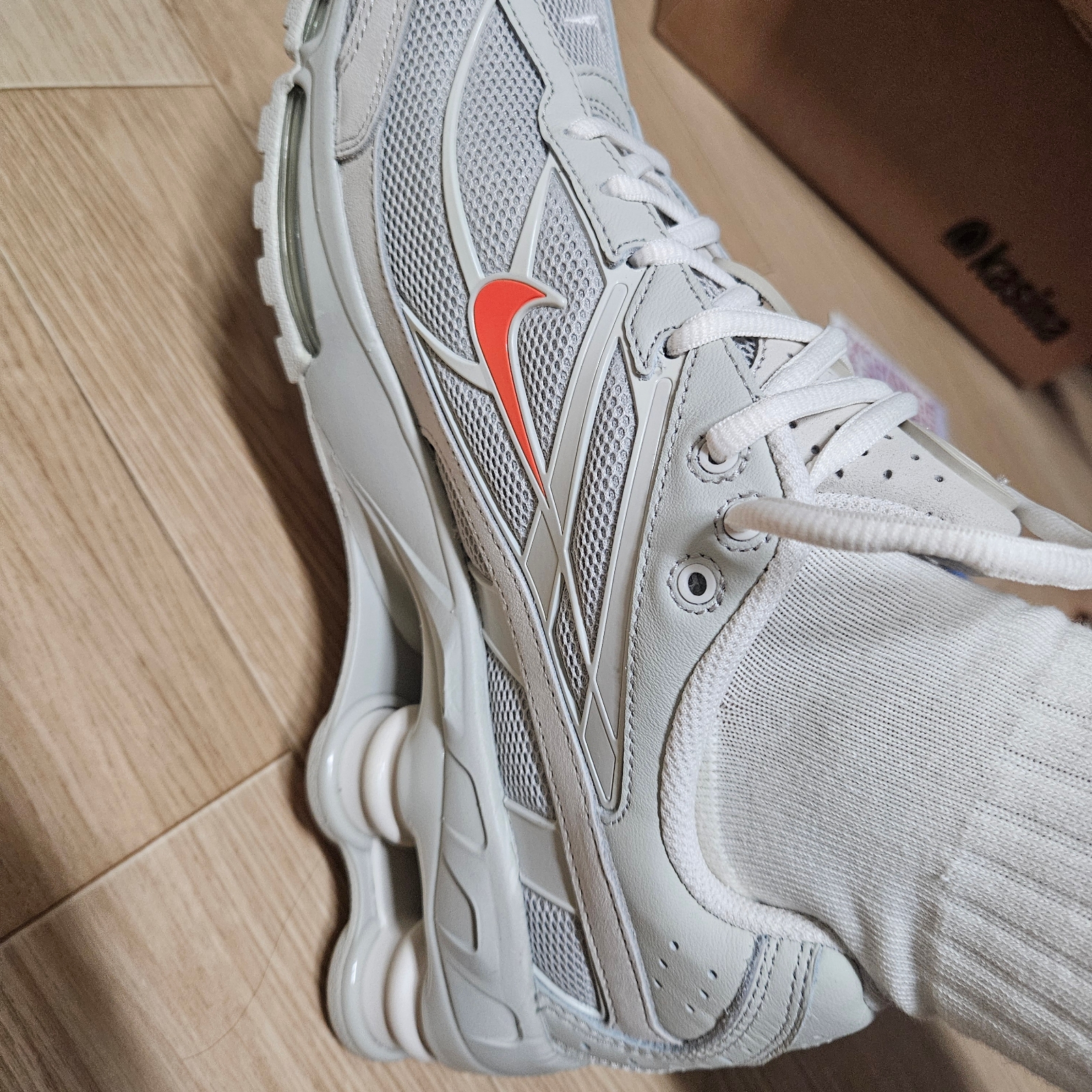 Nike Shox Ride 2 Light Bone and Turf Orange 착용 스타일 - 2