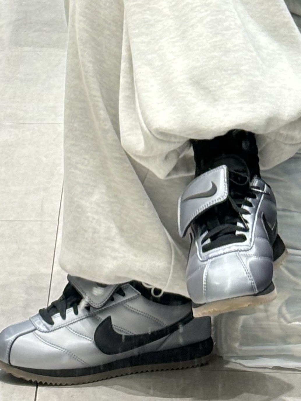 Nike Cortez Leather SE Metallic Cool Grey Black 착용 스타일 - 2