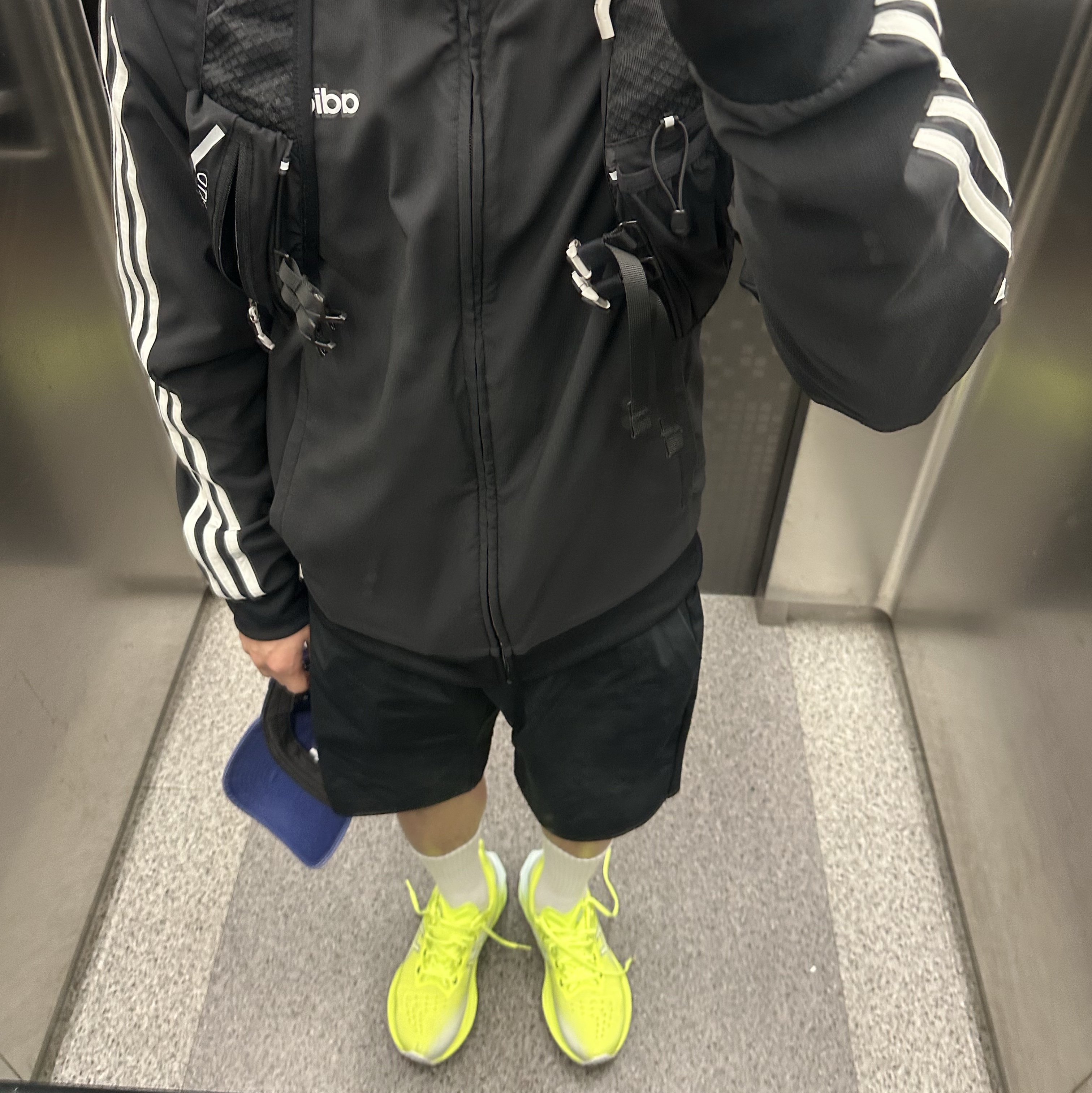 Asics Novablast 4 Safety Yellow Cool Grey 착용 스타일 - 1