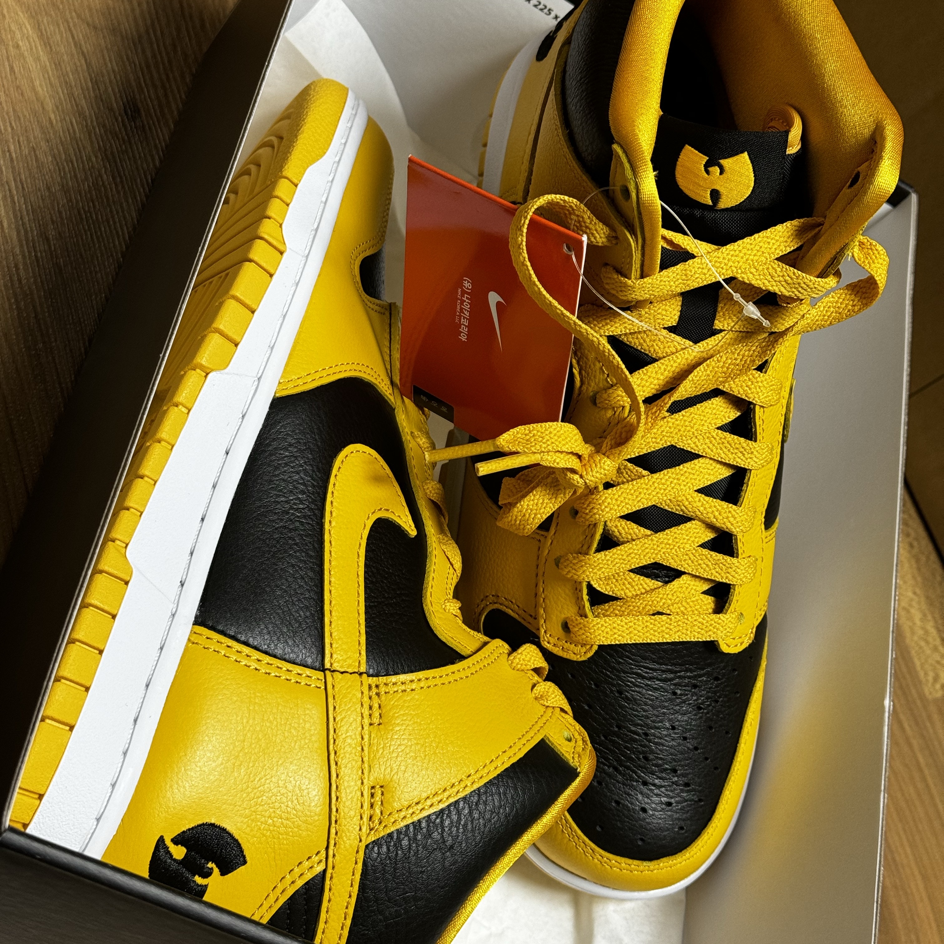 Nike Wu-Tang Clan Dunk High Black and Pollen 착용 스타일