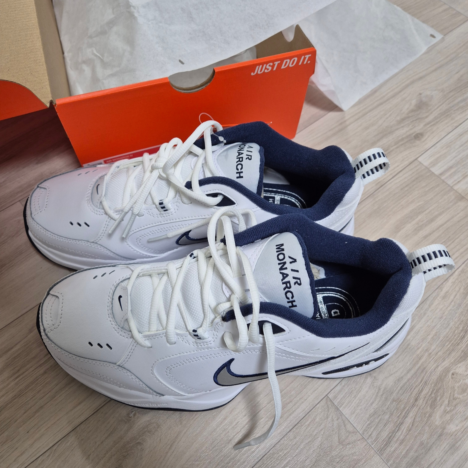 Nike Air Monarch IV White Navy 착용 스타일